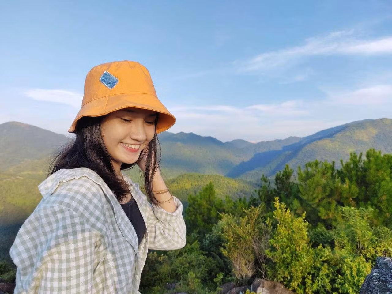 Hiền Mai là sinh viên chuyên ngành Quản trị khách sạn, thể thao và du lịch, Trường Quốc tế, ĐHQG HN.
