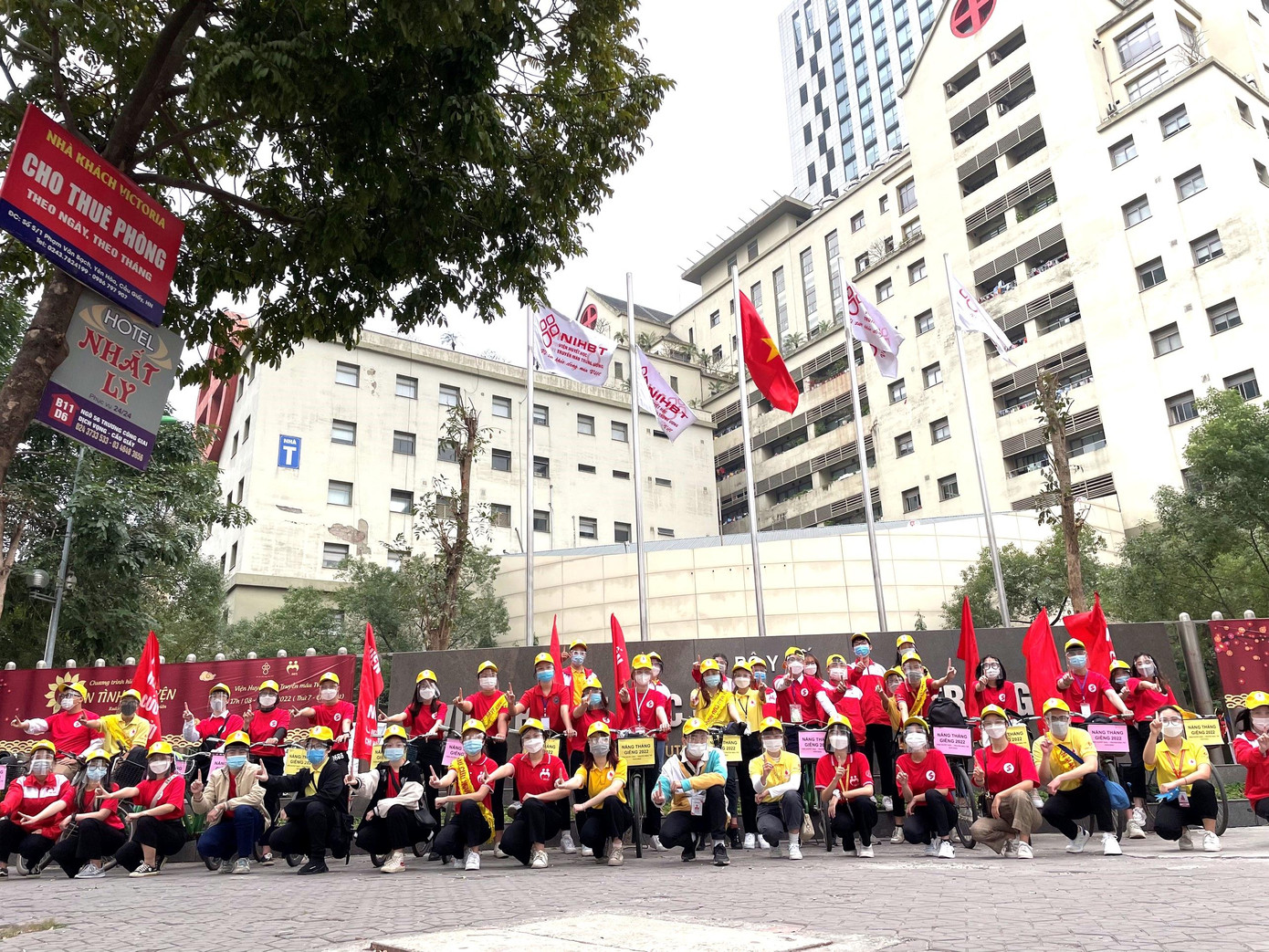 Các tình nguyện viên sẵn sàng tham gia buổi diễu hành.