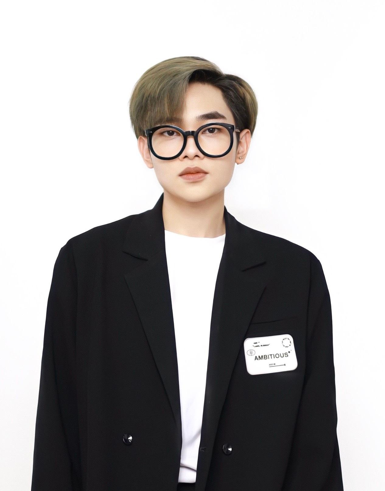 Nguyễn Minh Đức (2001) hiện đang là sinh viên ngành Thiết kế thời trang, khoa Thiết kế mỹ thuật của trường Đại học Kiến trúc Hà Nội.