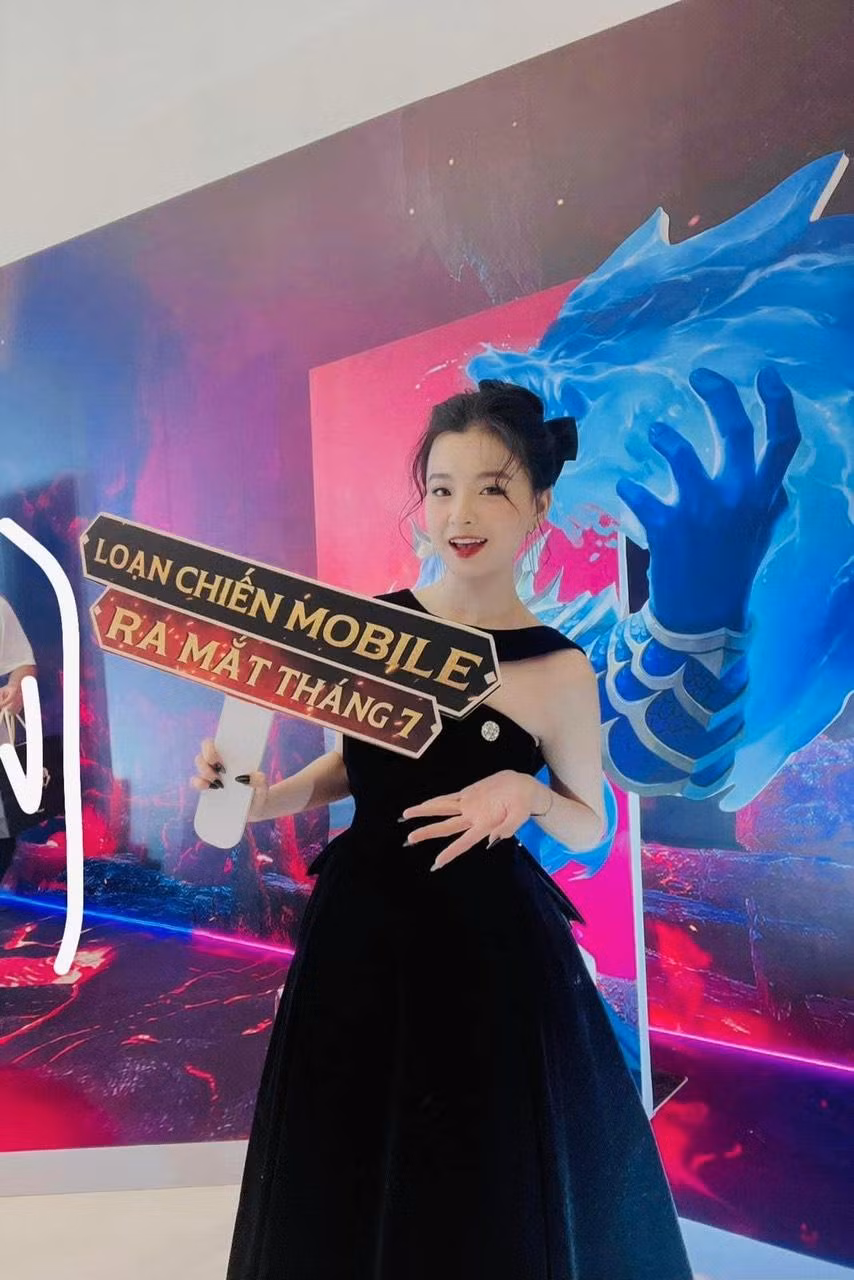 Huỳnh Yến Ngọc sinh năm 1992 được biết đến là một cô nàng streamer xinh đẹp trong giới game thủ.