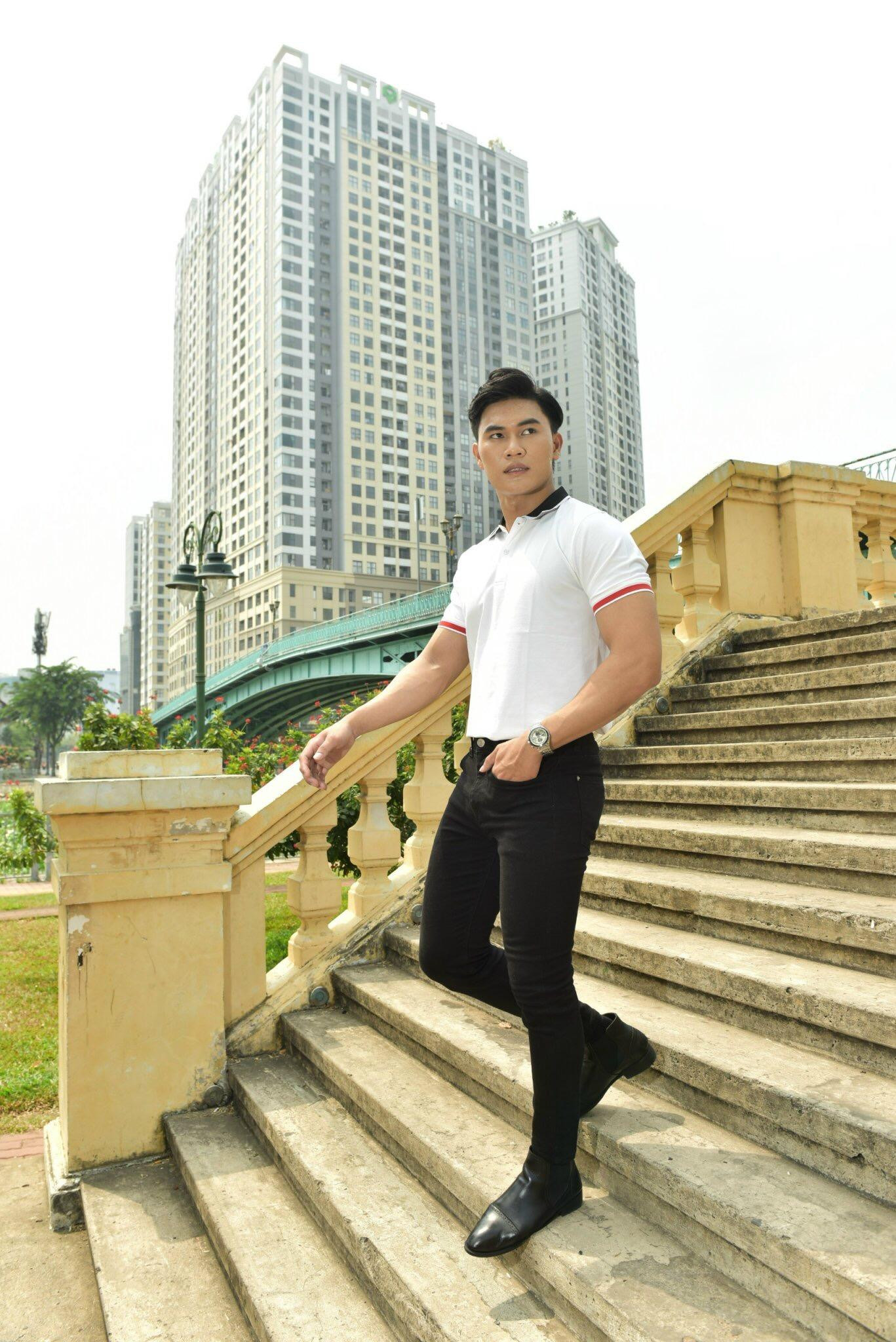 Lựa chọn trang phục tối giản với áo thun và quần jean đen, Hữu Thanh vẫn gây ấn tượng với vẻ ngoài lịch lãm khi dạo phố. Lựa chọn trang phục tối giản với áo thun và quần jean đen, Hữu Thanh vẫn gây ấn tượng với vẻ ngoài lịch lãm khi dạo phố.