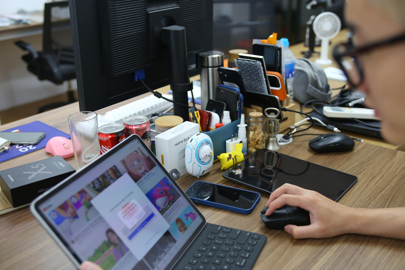 Góc làm việc của “dân review” công nghệ.