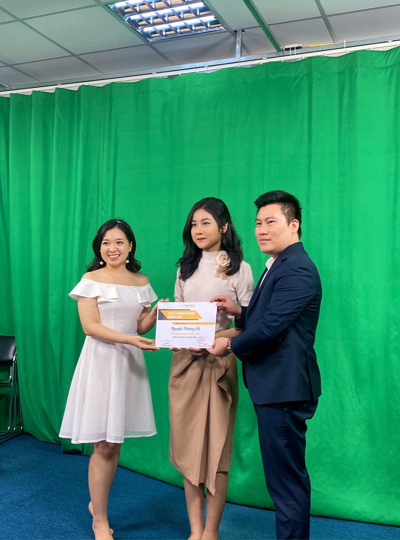 Phương Hà Tốt nghiệp khoá MC truyền hình/ MC nâng cao tại trung tâm MCWorld (Thạc sĩ/MC Hoàng Hà Thu chứng nhận). Phương Hà Tốt nghiệp khoá MC truyền hình/ MC nâng cao tại trung tâm MCWorld (Thạc sĩ/MC Hoàng Hà Thu chứng nhận).