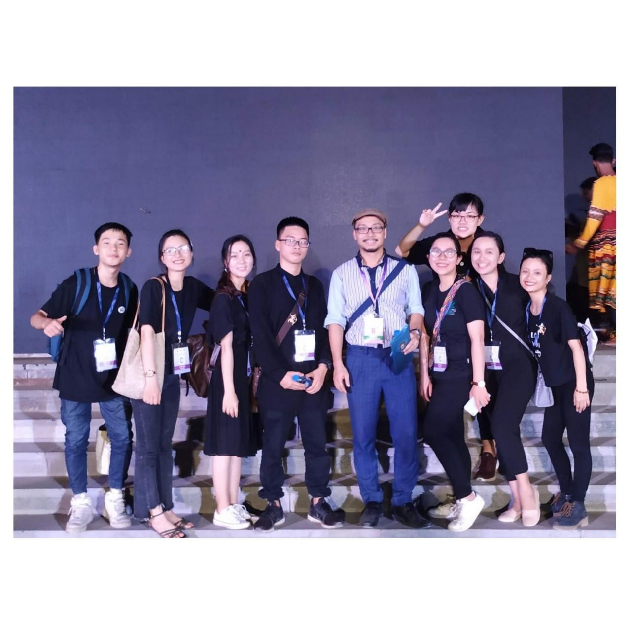 Hoài Phương (hàng trên, giơ tay) cùng thầy giáo và các bạn phiên dịch viên cho các đoàn nghệ thuật quốc tế tại chương trình Đại lộ di sản năm 2019. Hoài Phương (hàng trên, giơ tay) cùng thầy giáo và các bạn phiên dịch viên cho các đoàn nghệ thuật quốc tế tại chương trình Đại lộ di sản năm 2019.