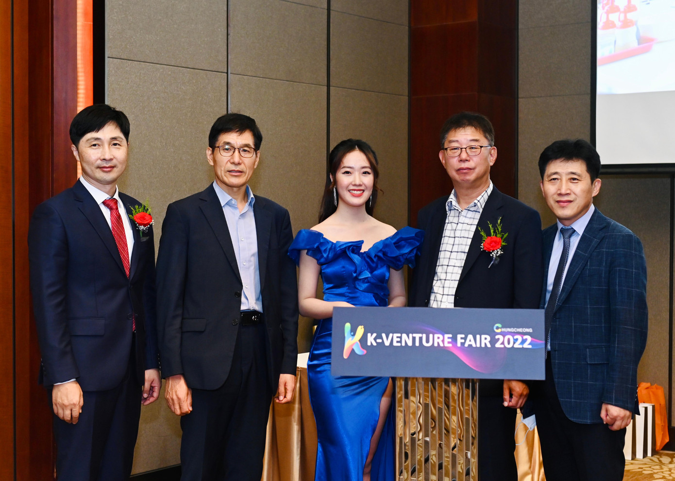 Cô nàng từng là MC truyền hình cộng tác cho các kênh VTV9, HTV7, THVL1, MC sự kiện được “chọn mặt gửi vàng” ở nhiều sự kiện trong nước, quốc tế và hợp tác với đa nhãn hàng/doanh nghiệp.