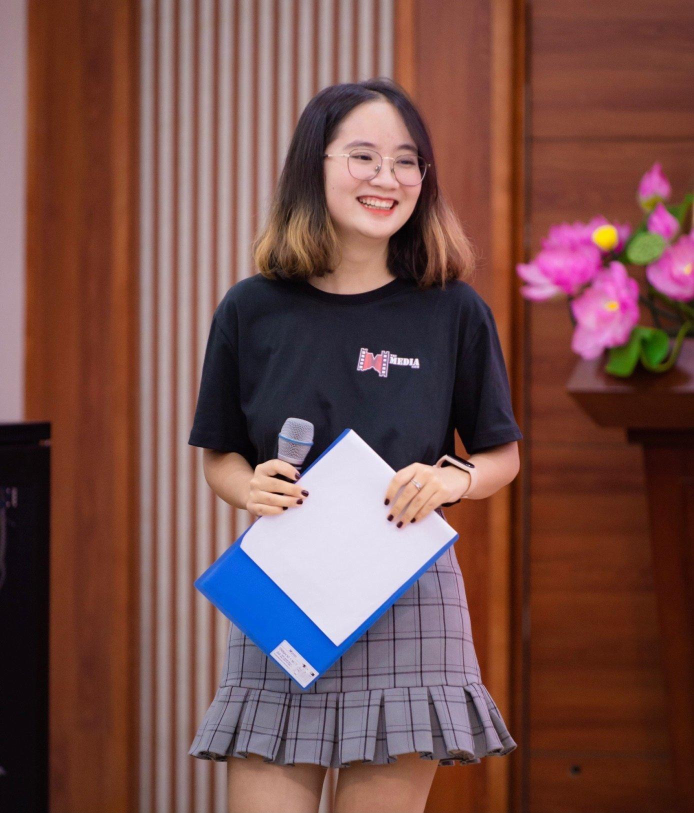 Vân Anh là một MC được mọi người biết đến với giọng nói nhẹ nhàng và truyền cảm. Vân Anh là một MC được mọi người biết đến với giọng nói nhẹ nhàng và truyền cảm.