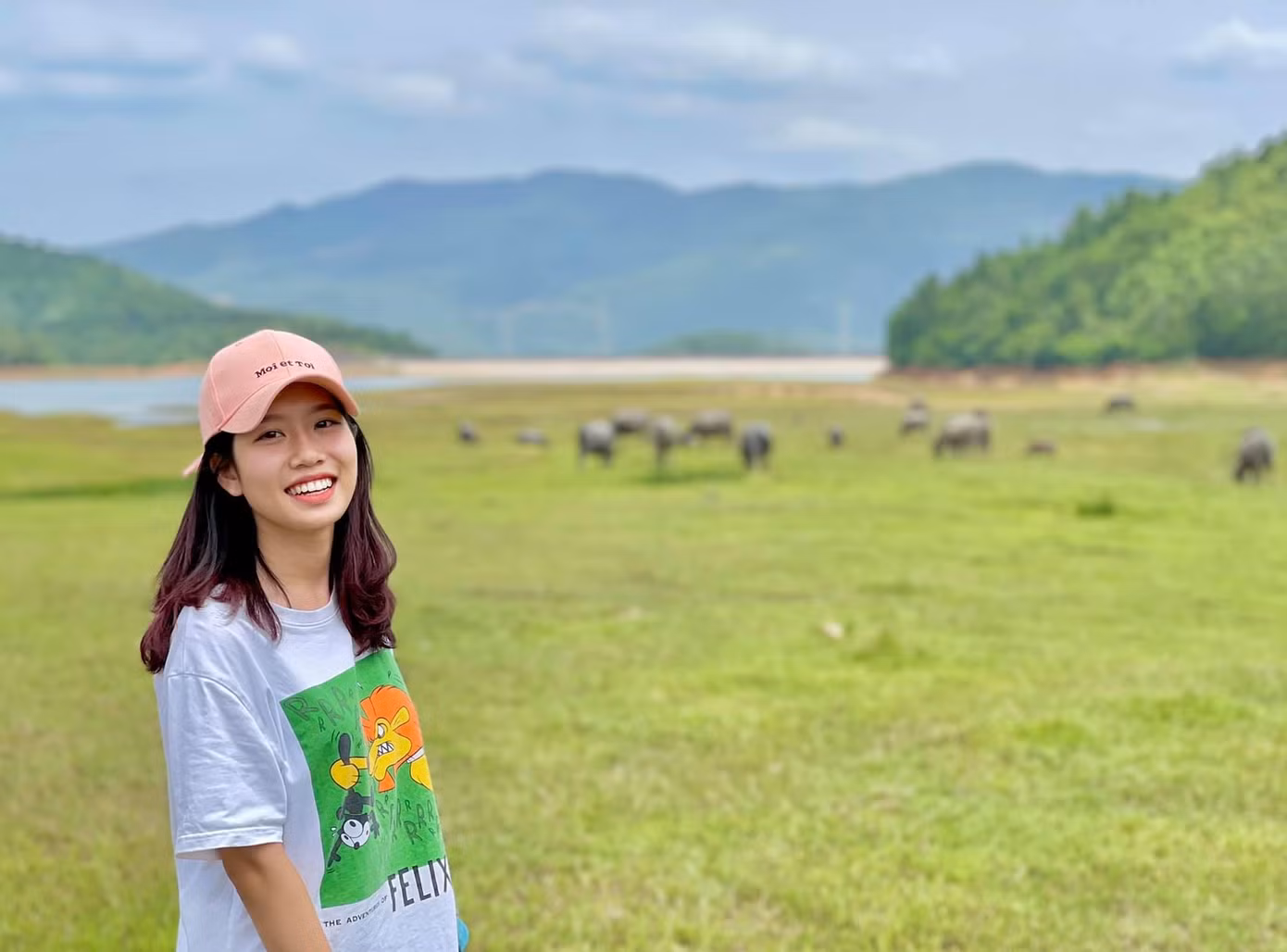 Ở tuổi 20, Khánh Ly đã trở thành nữ phi công bay dù lượn động cơ đầu tiên của Việt Nam.