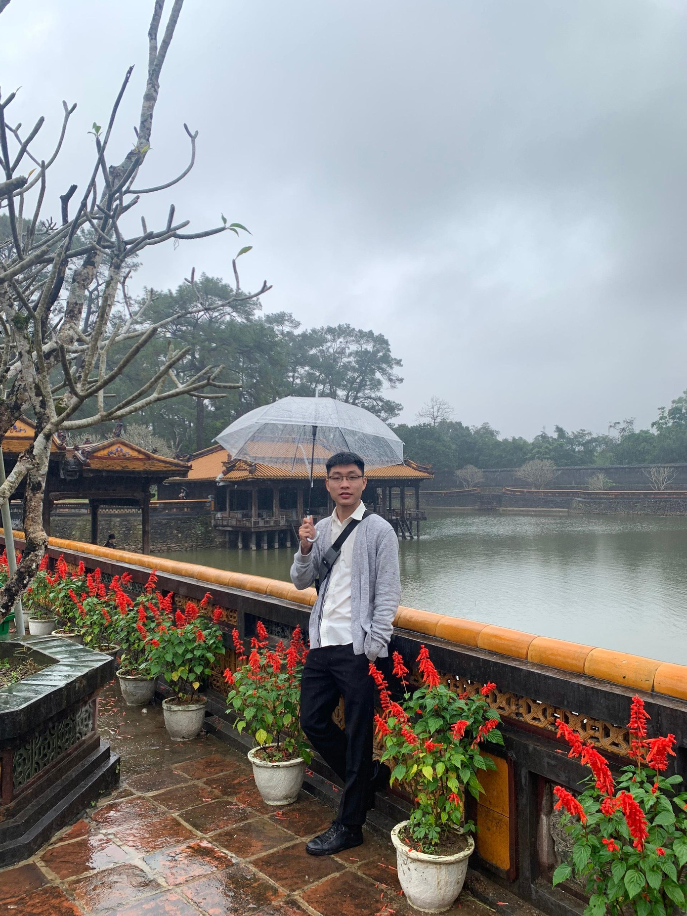 Với Công Hoan, thái độ là yếu tố tiên quyết dẫn đến nhận thức về suy nghĩ và hành động của bản thân. Với Công Hoan, thái độ là yếu tố tiên quyết dẫn đến nhận thức về suy nghĩ và hành động của bản thân.