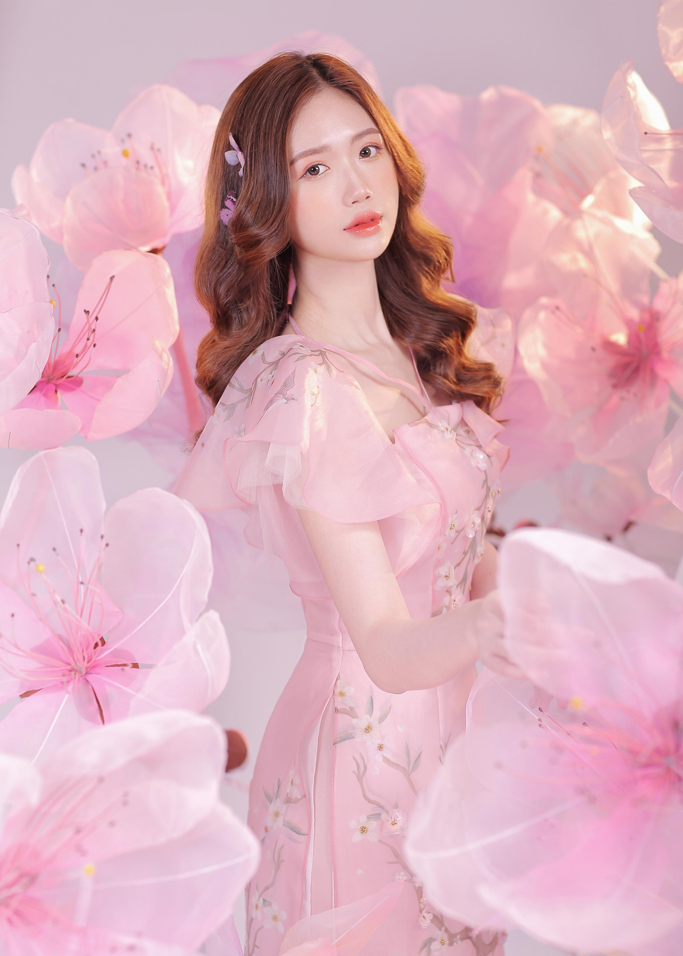 Lựa chọn áo dài hồng giữa vườn đào rực rỡ, Lan Nhi 'hoá' nàng công chúa yêu kiều, mộng mơ. Ảnh: Ngô Văn Long