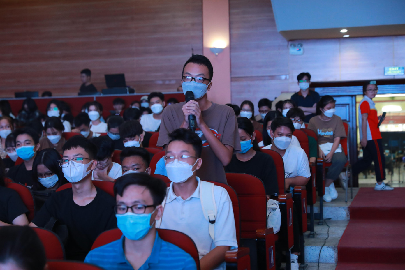 Tân sinh viên K64 hào hứng đặt câu hỏi trao đổi với diễn giả.