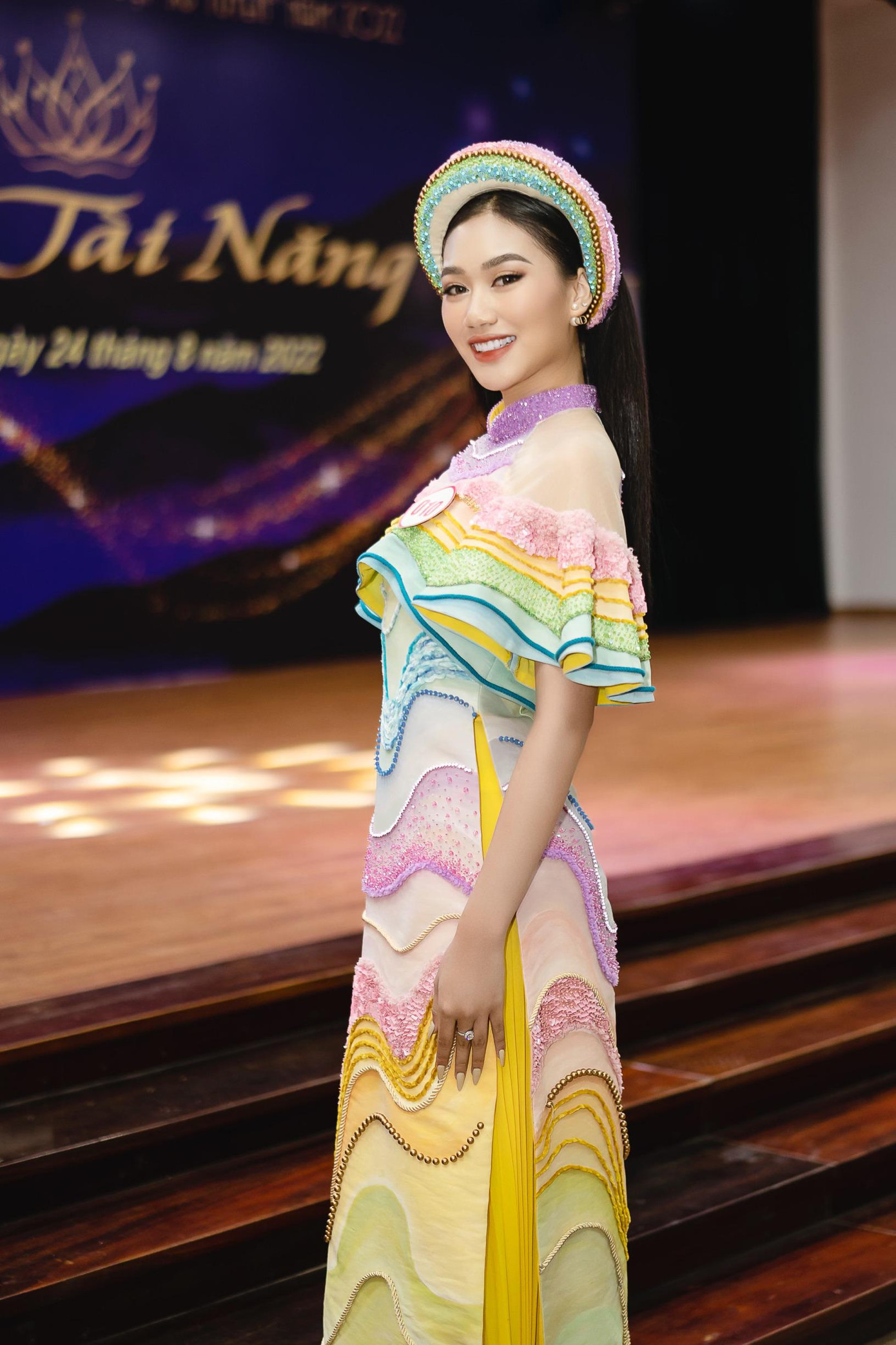 Không chỉ có vẻ đẹp ngoại hình và trí tuệ, Linh còn là một người sở hữu tấm lòng nhân ái, bao dung sâu sắc. Không chỉ có vẻ đẹp ngoại hình và trí tuệ, Linh còn là một người sở hữu tấm lòng nhân ái, bao dung sâu sắc.