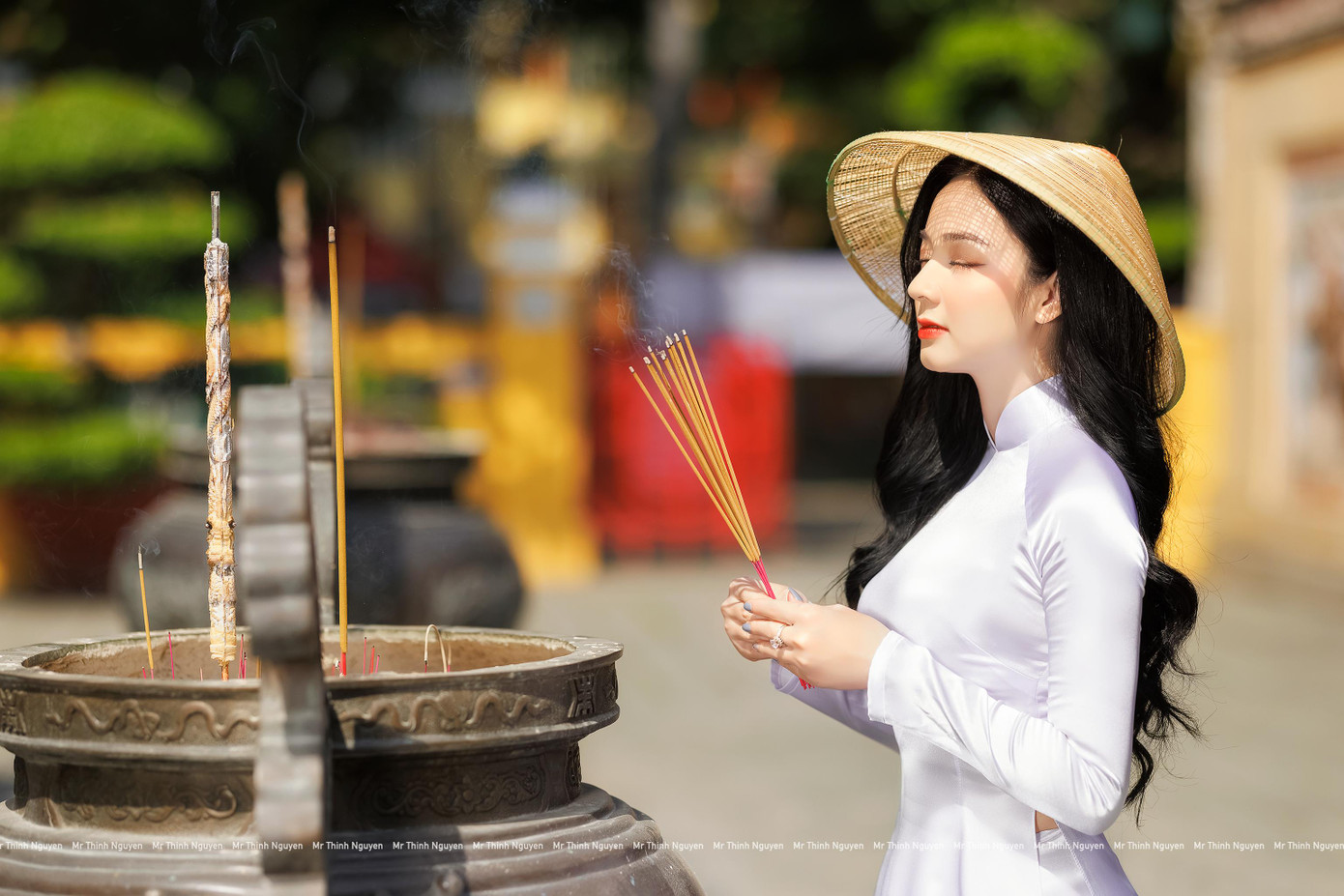 Quỳnh Trâm trong sáng với áo dài trắng tại Lăng Ông.