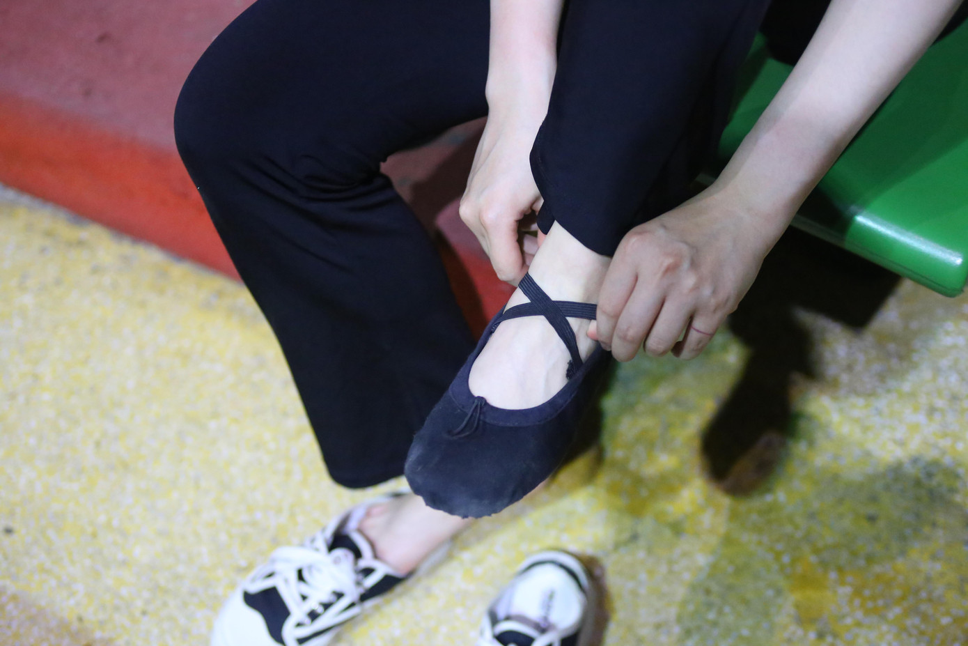 Khi đi tập Ngọc Diệp chỉ mặc những bộ trang phục thoải mái cùng đôi giày múa đơn giản.