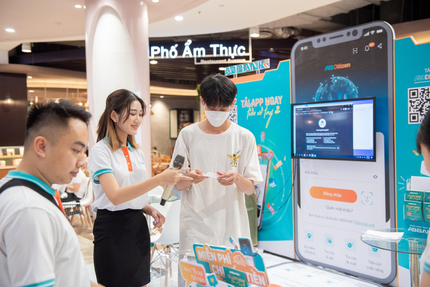 Cô nàng là MC AB Bank. Cô nàng là MC AB Bank.