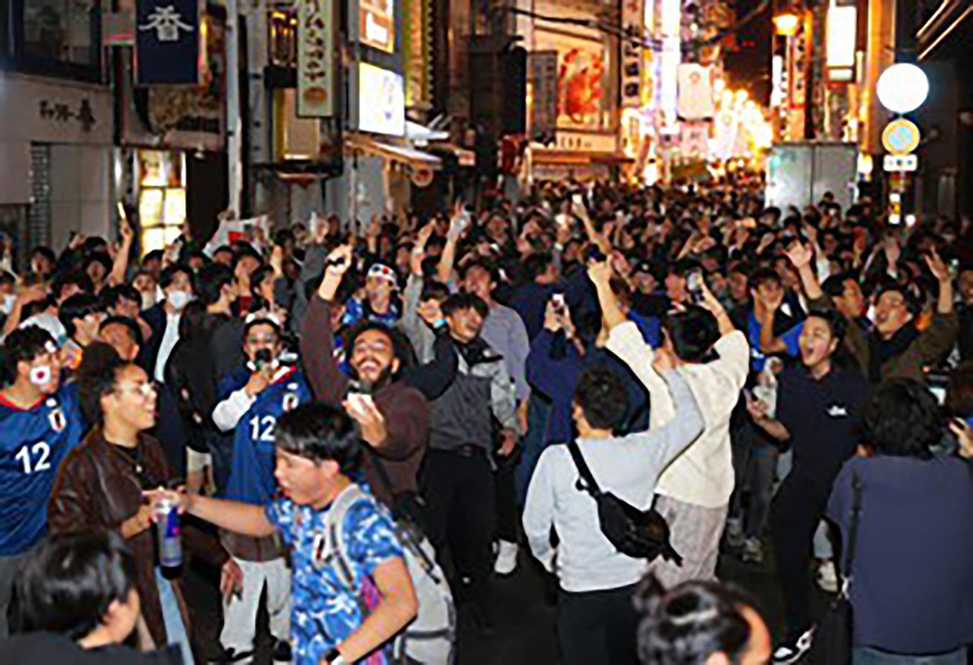 Người Nhật ở các thành phố lớn đổ ra đường ăn mừng (Ảnh: Mainichi /Daiki Takikawa).
