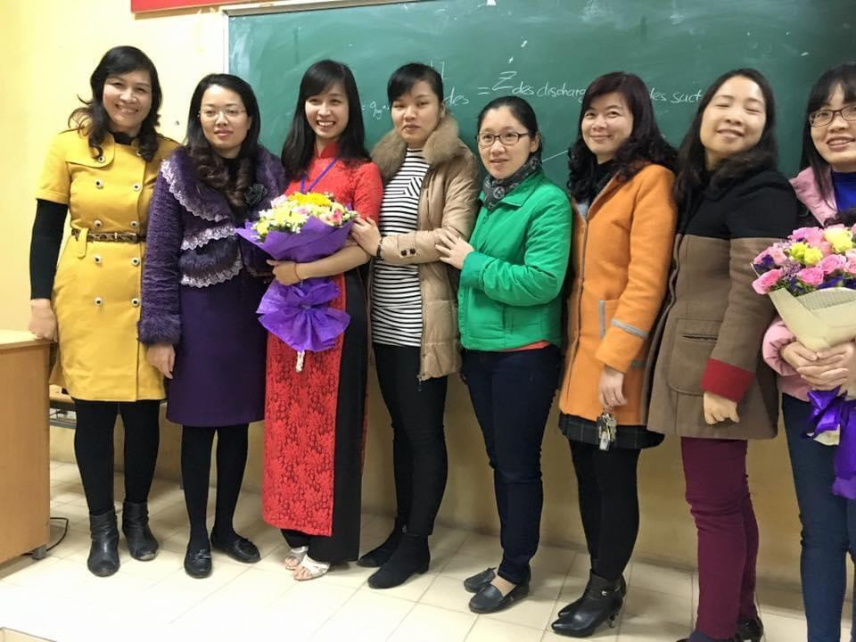 Khánh Hòa (người mặc áo dài đỏ) trong buổi bảo vệ Đồ án tốt nghiệp. Khánh Hòa (người mặc áo dài đỏ) trong buổi bảo vệ Đồ án tốt nghiệp.