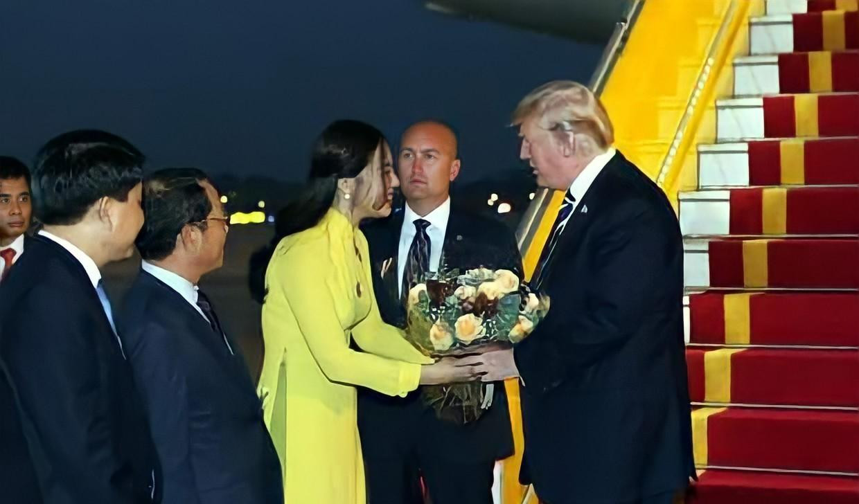 Cựu thành viên CLB Phạm Ngọc Hà My tặng hoa cựu Tổng thống Mỹ Donald Trump trong lần ông tới Việt Nam tham dự Hội nghị Cấp cao APEC Vietnam 2017 (Nguồn: TTXVN).