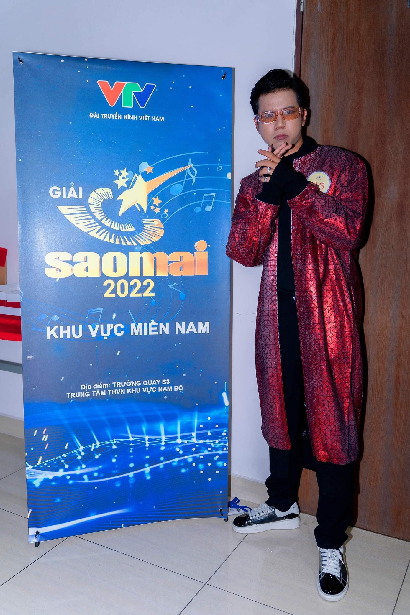 Trịnh Sơn (sinh năm 2000) được biết đến là một ca sĩ trẻ theo đuổi dòng nhạc R&B, dòng nhạc điện tử, nhạc Pop và là ca sĩ được khá nhiều khán giả dành sự yêu thích, quan tâm.