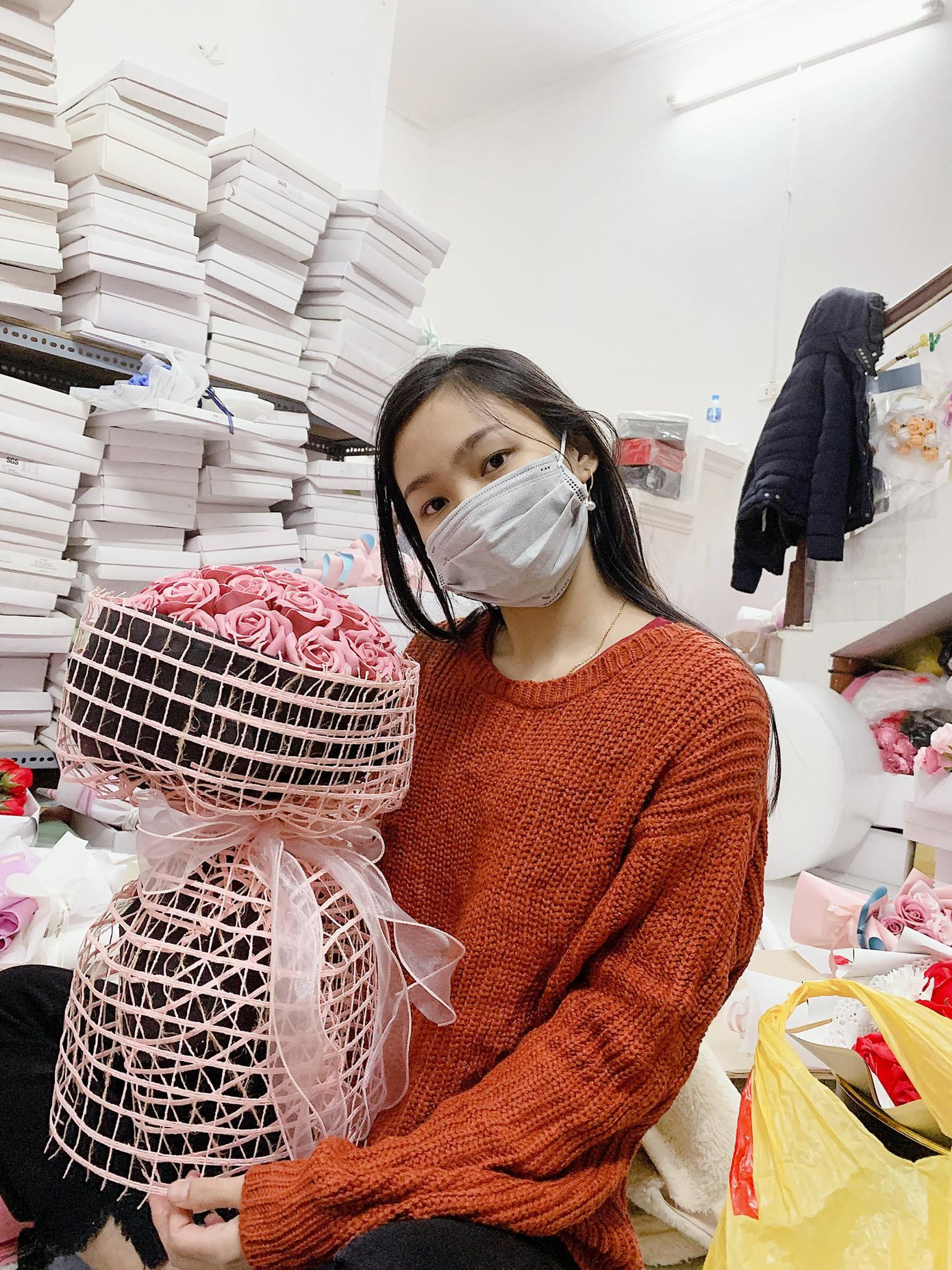 Hồng Huế với sản phẩm hoa sáp của mình. Hồng Huế với sản phẩm hoa sáp của mình.