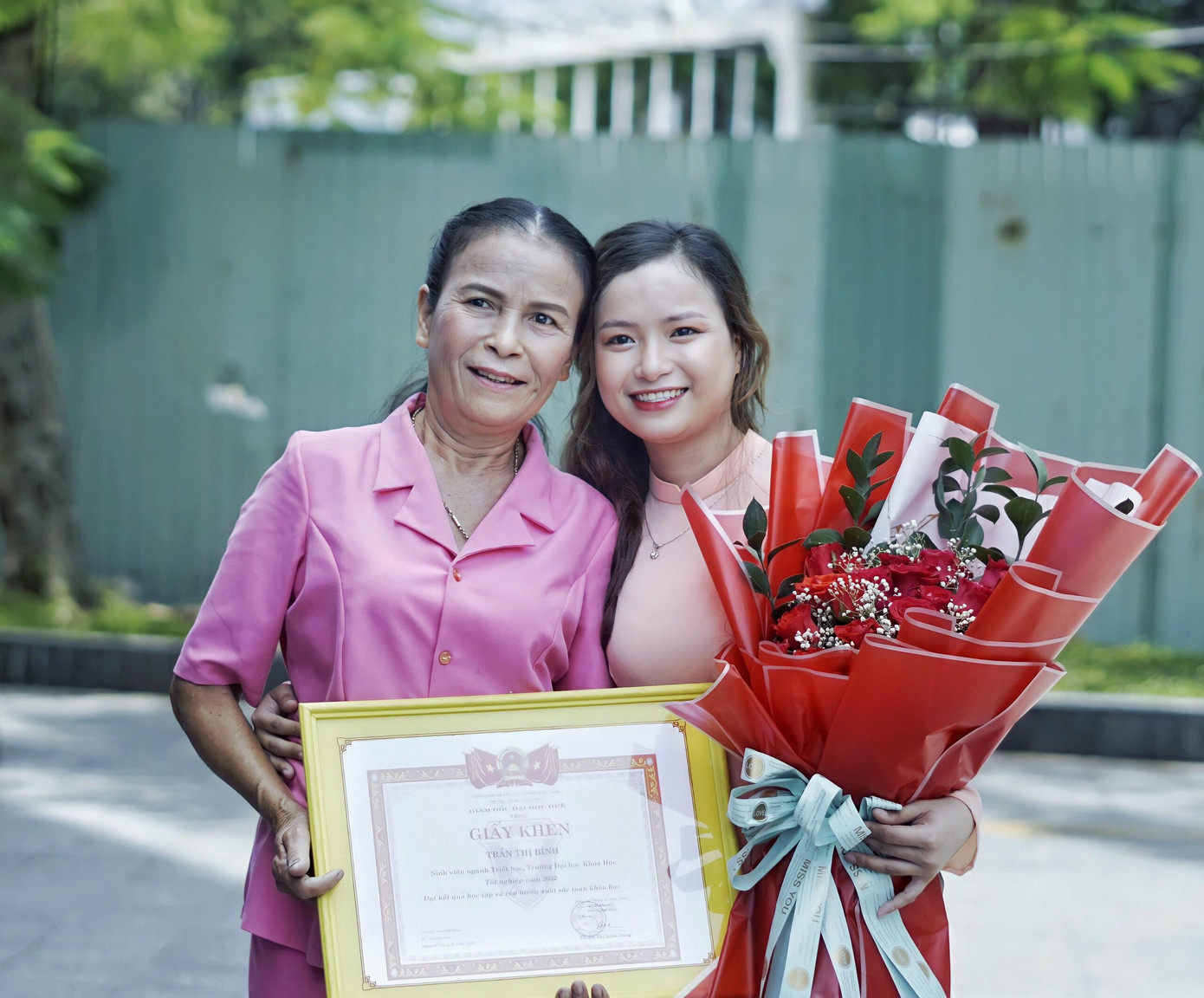 Trần Thị Bình và mẹ trong buổi lễ tốt nghiệp. Trần Thị Bình và mẹ trong buổi lễ tốt nghiệp.