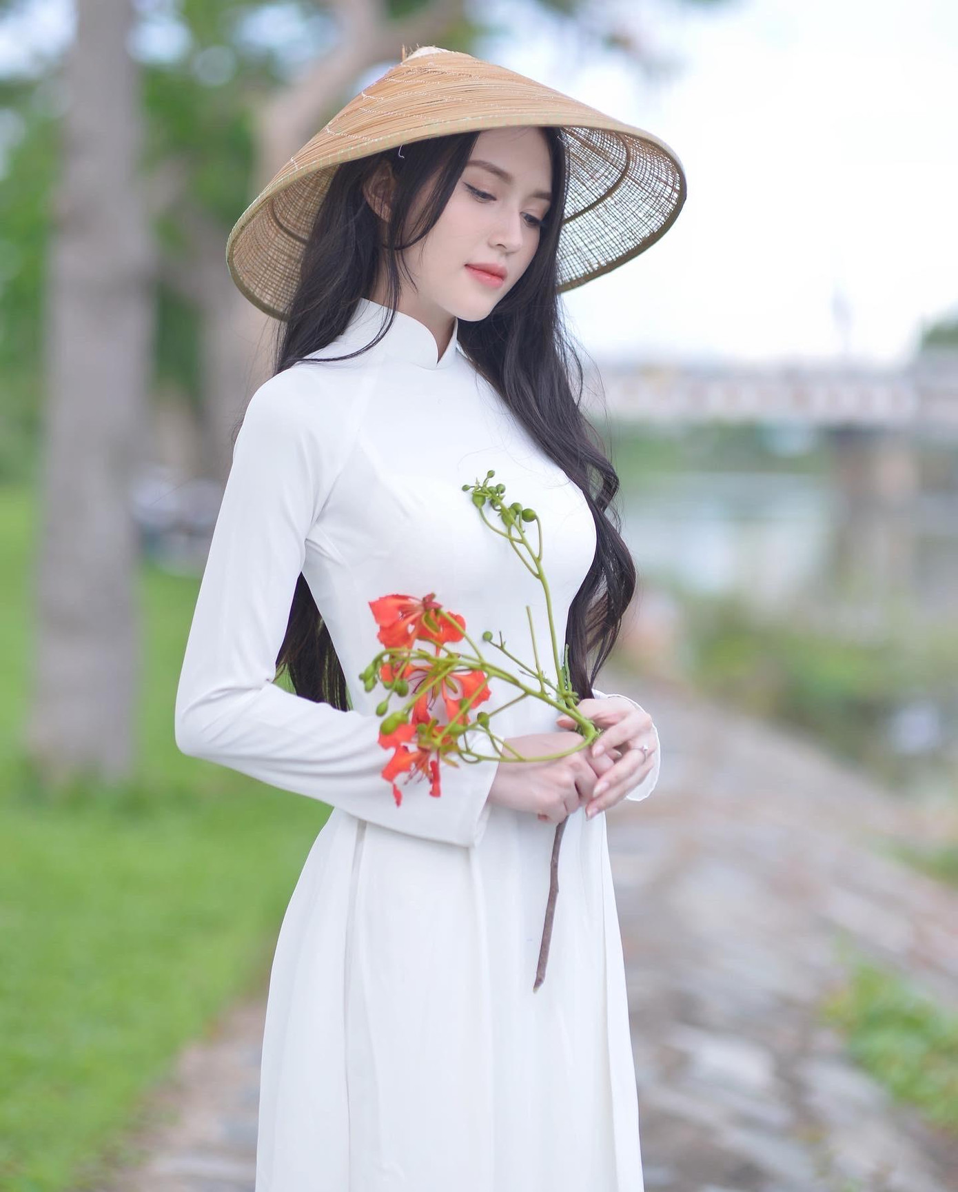 Sở hữu ngoài hình xinh đẹp, thu hút, Hồng Nhi yêu thích những công việc có tính năng động và phát triển.