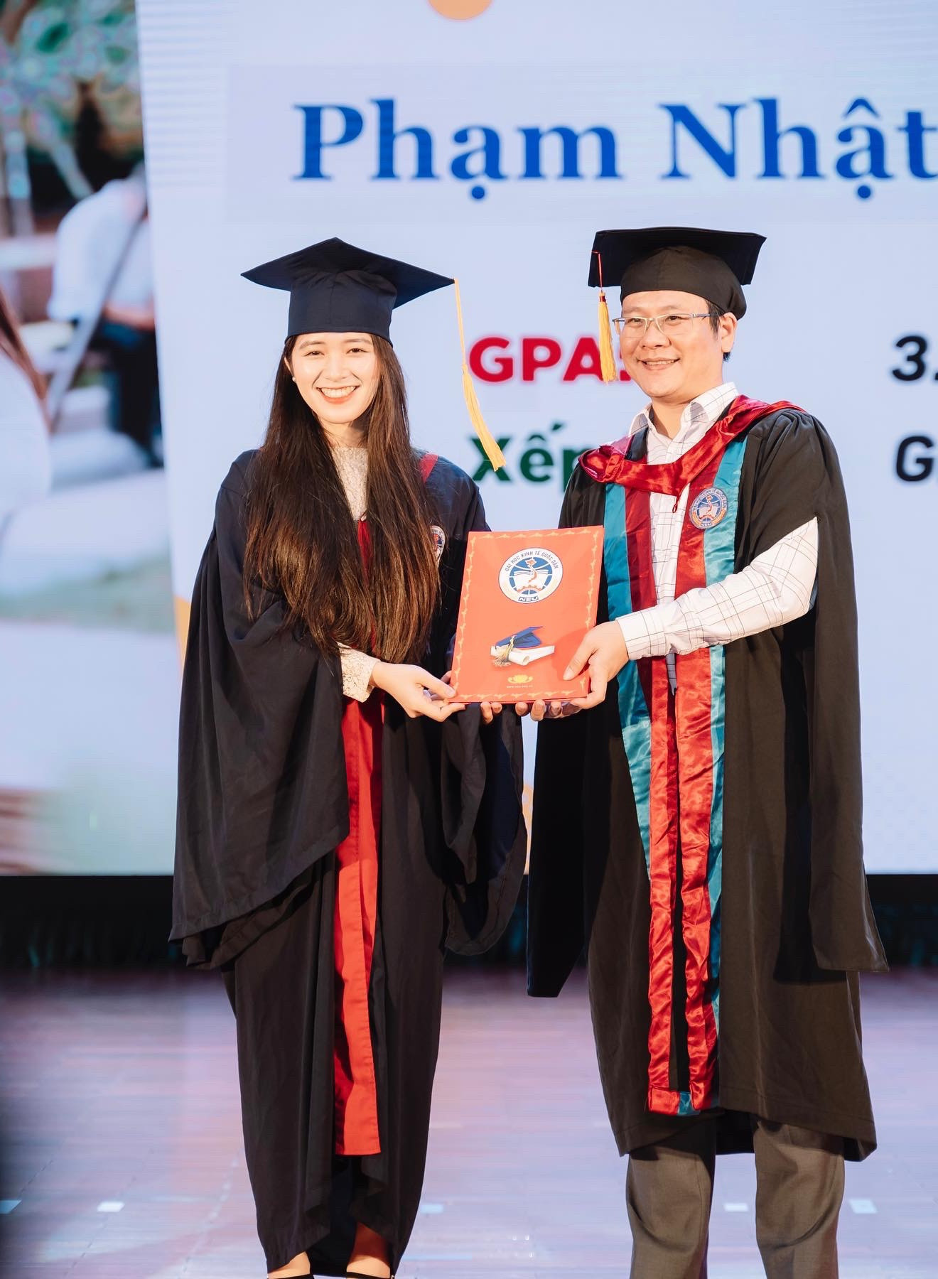 Cô tốt nghiệp bằng Giỏi tại trường Đại học Kinh tế Quốc dân.