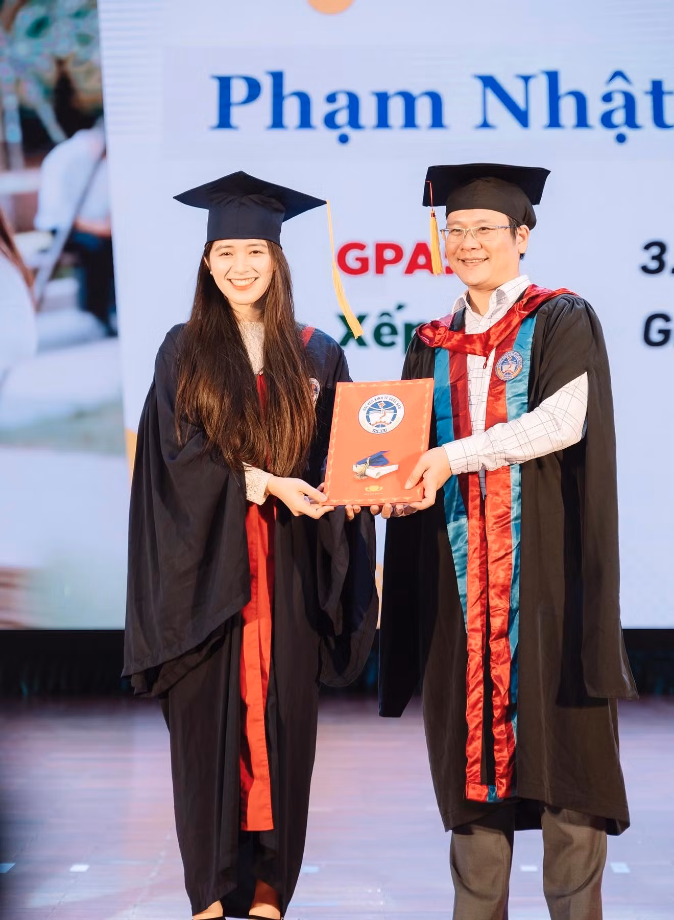 Cô tốt nghiệp bằng Giỏi tại trường Đại học Kinh tế Quốc dân.