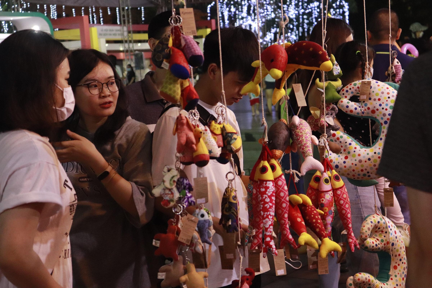 Các gian hàng sản phẩm thủ công nhận được sự quan tâm của khá nhiều bạn trẻ.