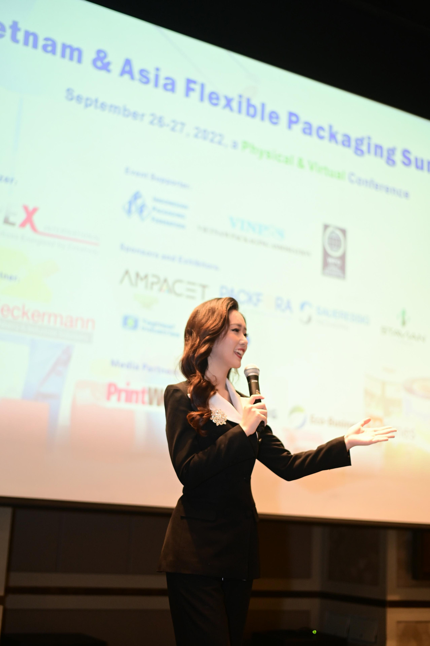 Thương Huyền đã ước mơ được “cầm mic” ngay từ thuở bé khi cô nàng rất thích thú với việc được thể hiện tiếng nói và trình bày quan điểm của mình.