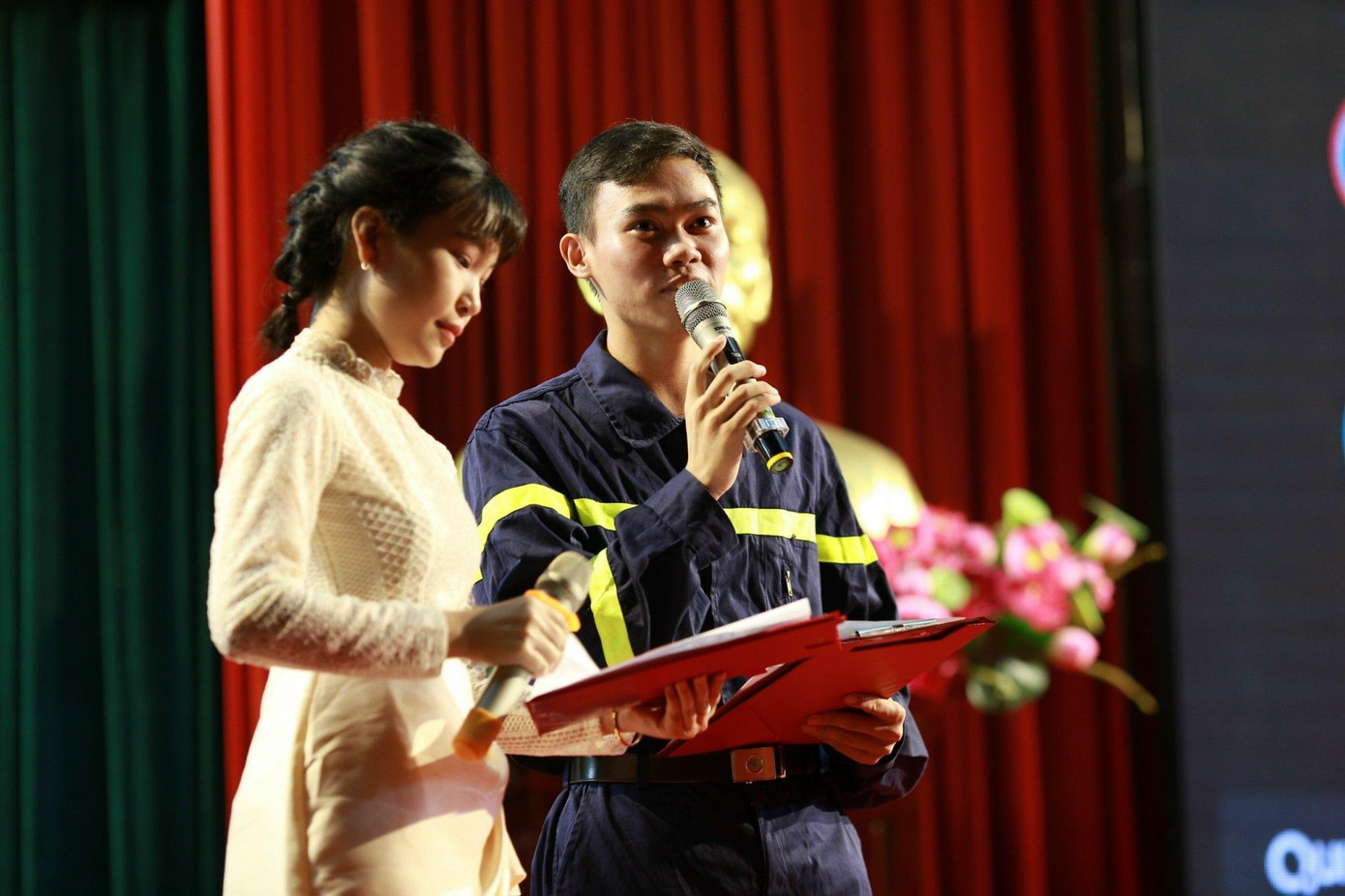 Phi Linh dẫn chương trình cho các sự kiện của trường.