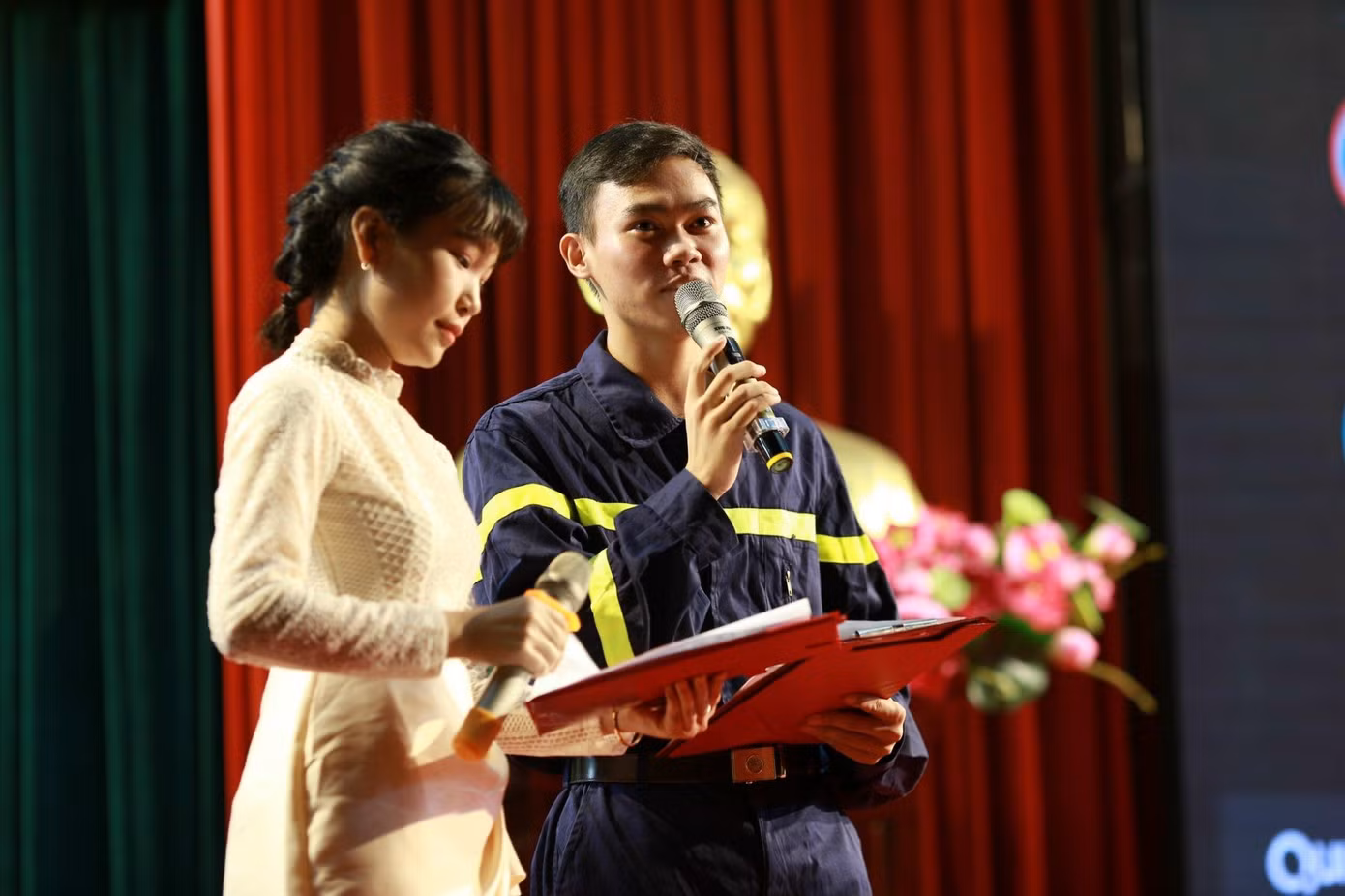 Phi Linh dẫn chương trình cho các sự kiện của trường.