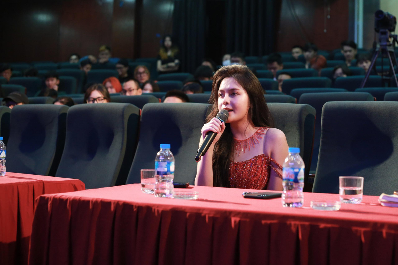 Diễn viên Cao Diệp Anh chia sẻ tại chương trình.