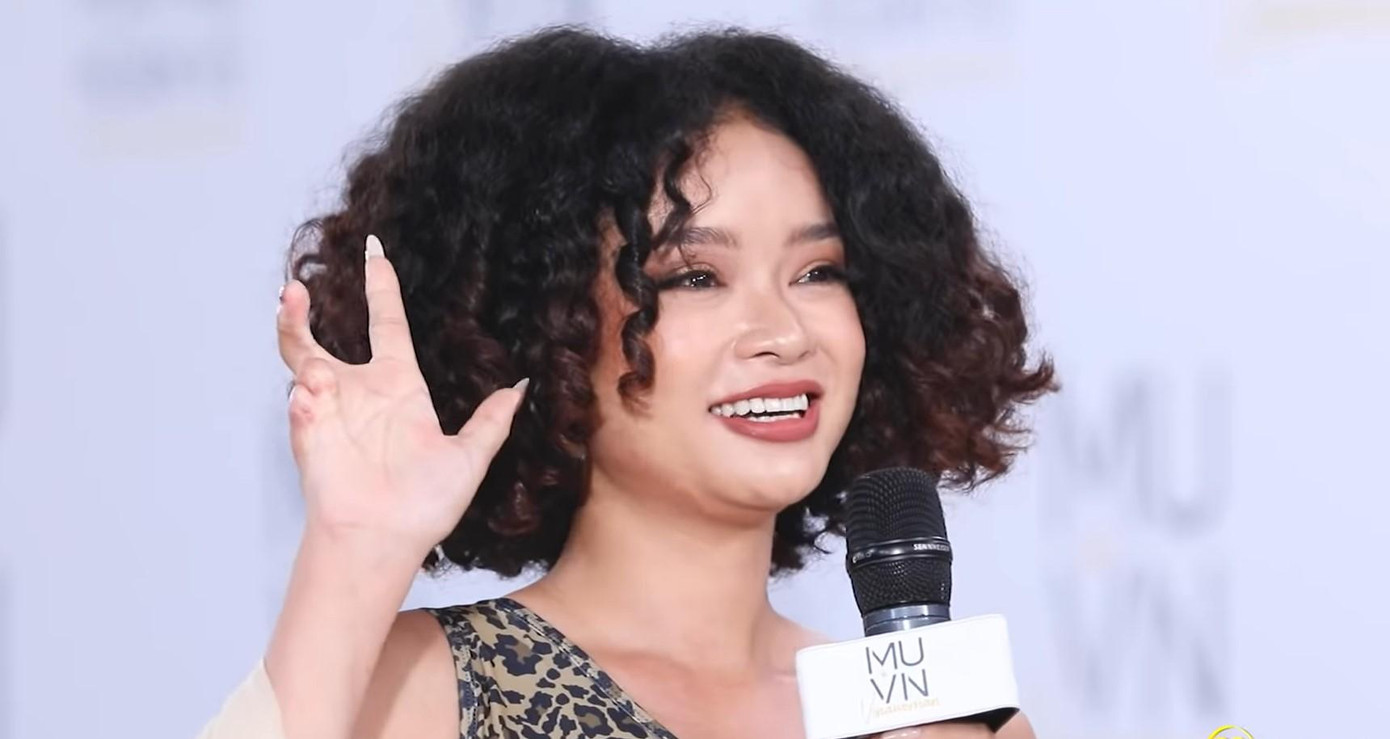 Do tai nạn thuở nhỏ nên Như Mỹ chỉ có 8 ngón tay. Do tai nạn thuở nhỏ nên Như Mỹ chỉ có 8 ngón tay.