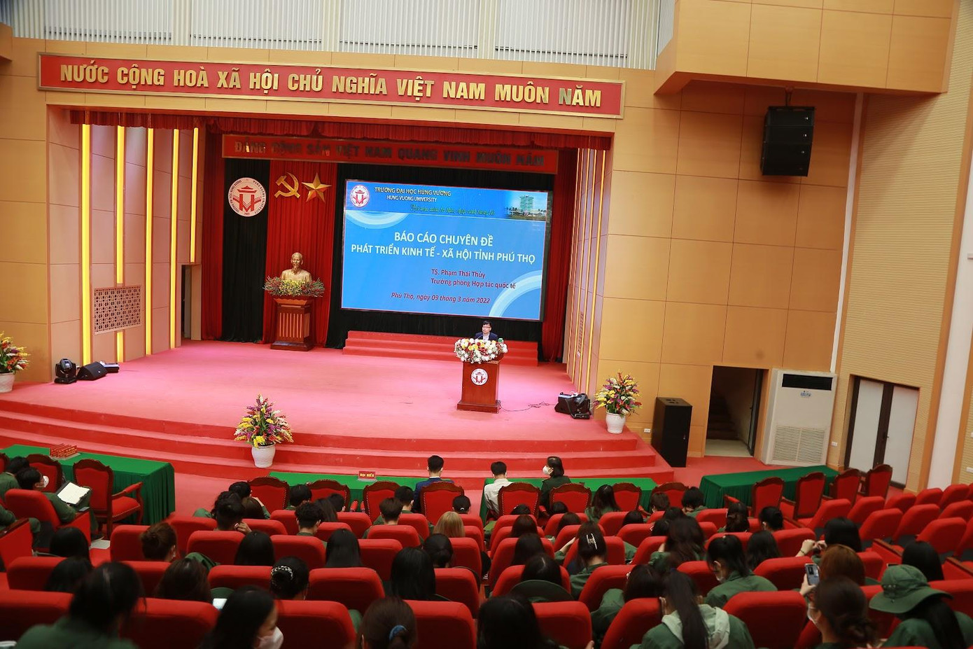 Buổi ngoại khóa tìm hiểu về tỉnh Phú Thọ với những cảm xúc mới lạ và háo hức của các bạn sinh viên.