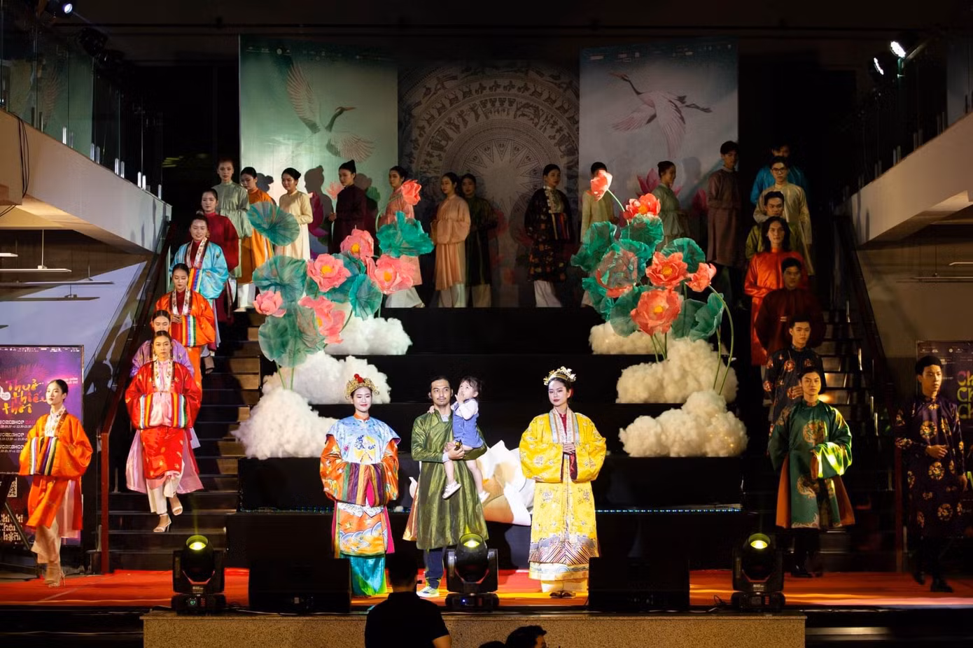 Show diễn Hương sắc ngàn năm.