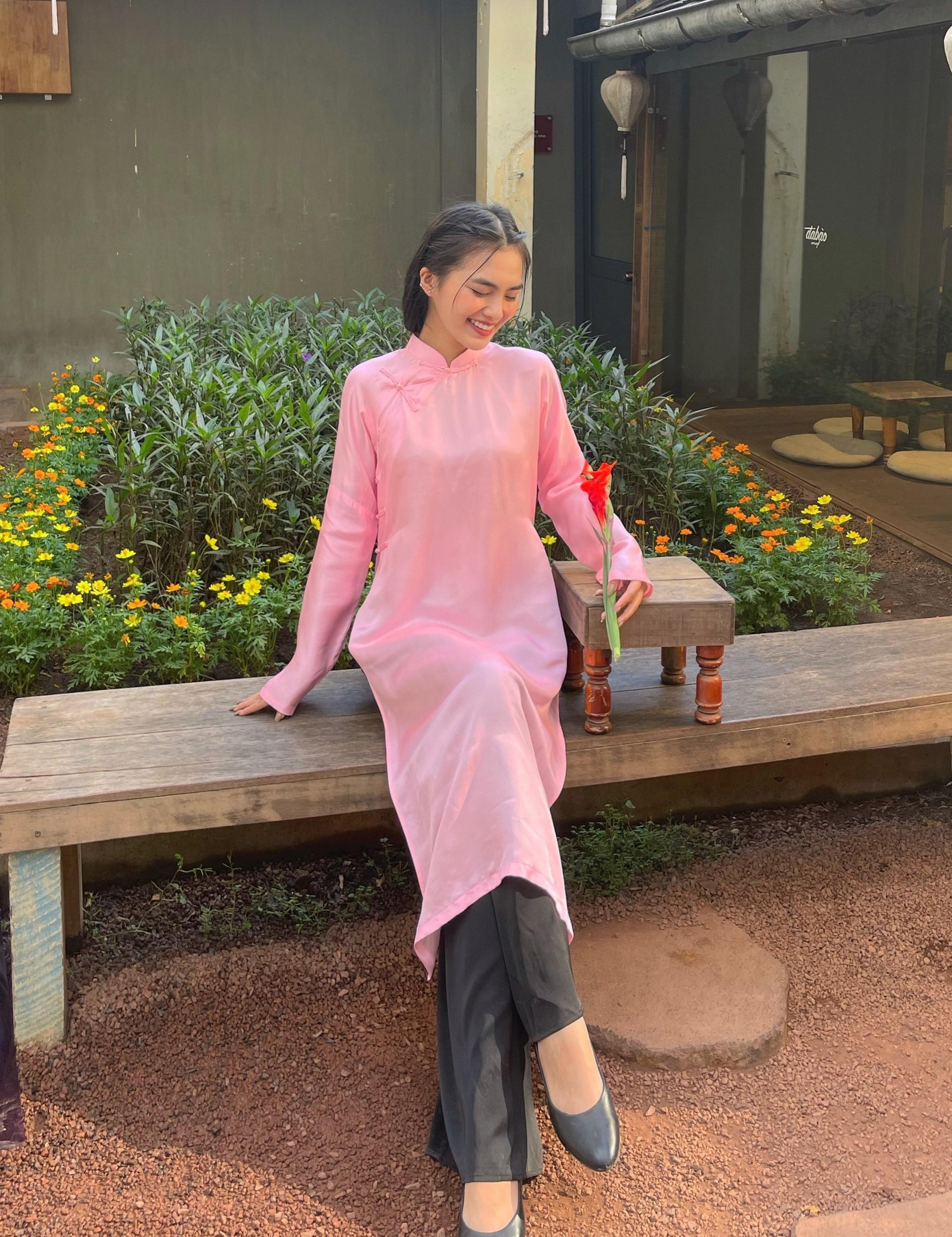 Cô em Hoàng Vi xinh xắn, cuốn hút trong tà áo dài màu hồng nhạt. Ảnh: NVCC
