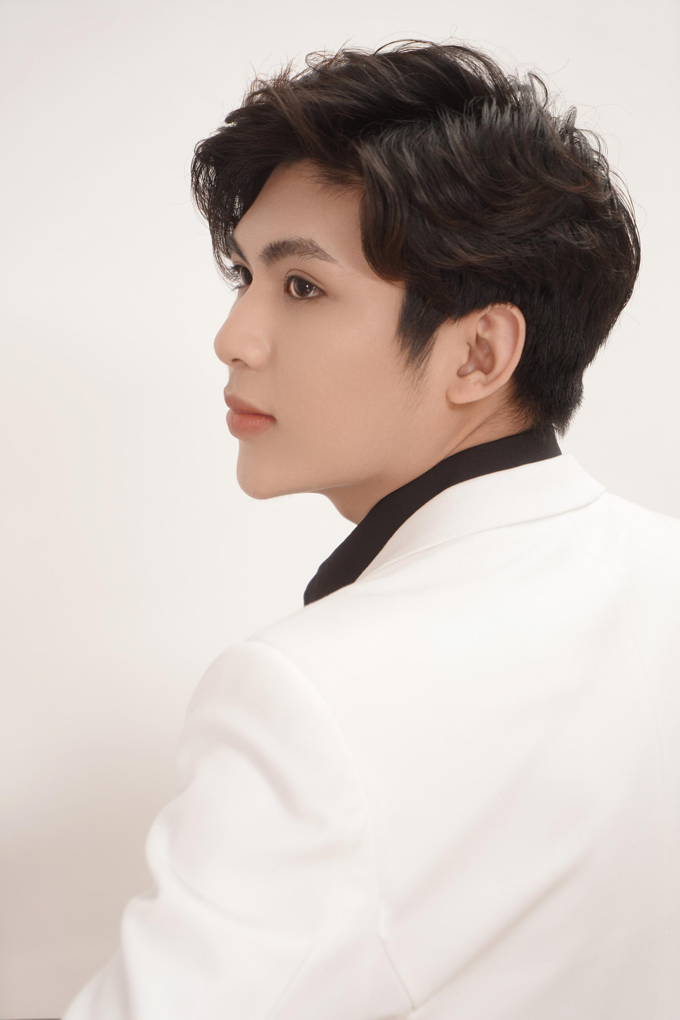 Thanh Quân sở hữu vẻ mặt điển trai cùng góc nghiêng thần thánh.