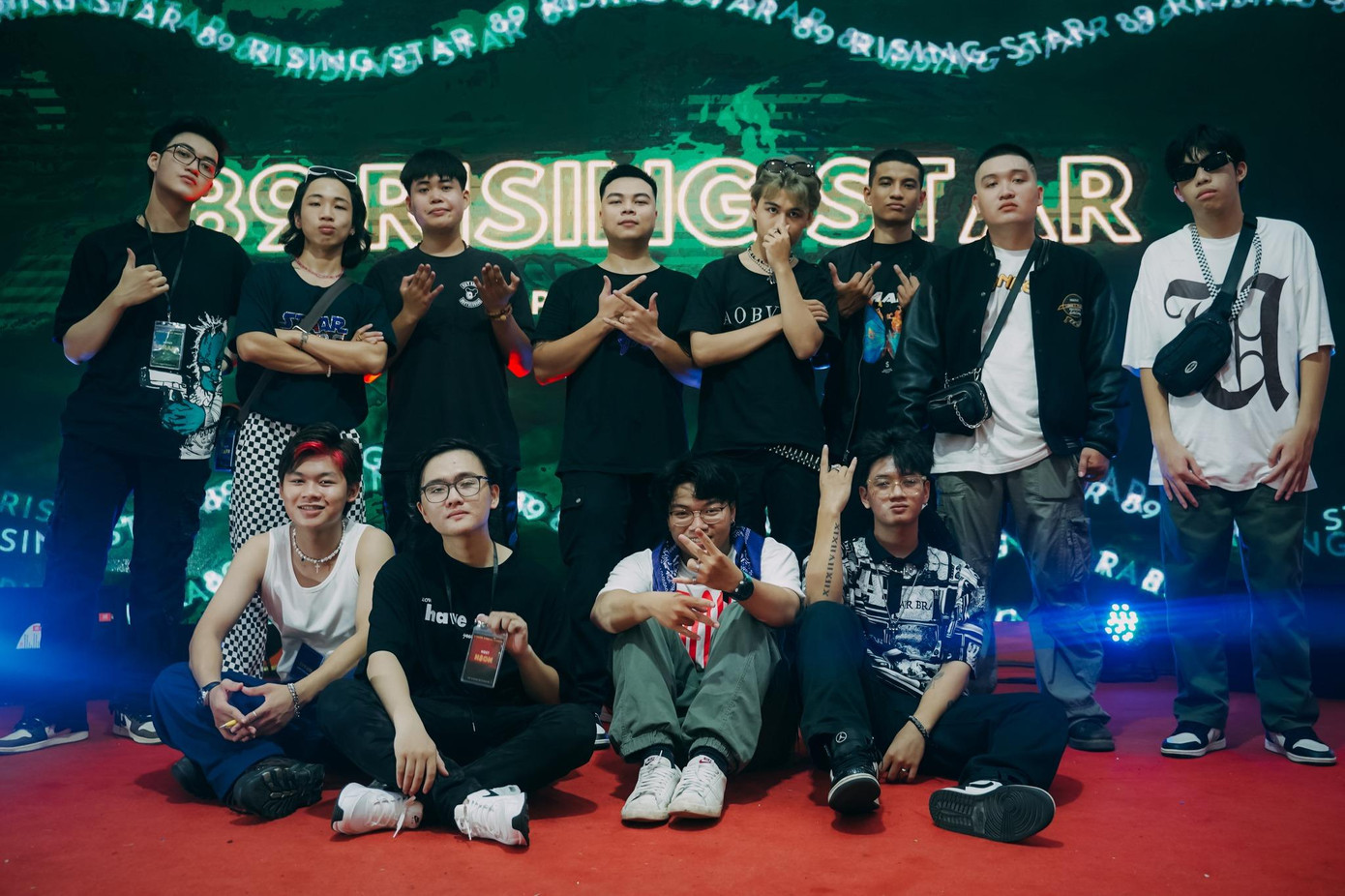 Sơn cùng một số thành viên BTC cuộc thi 89 Rising Star. Sơn cùng một số thành viên BTC cuộc thi 89 Rising Star.