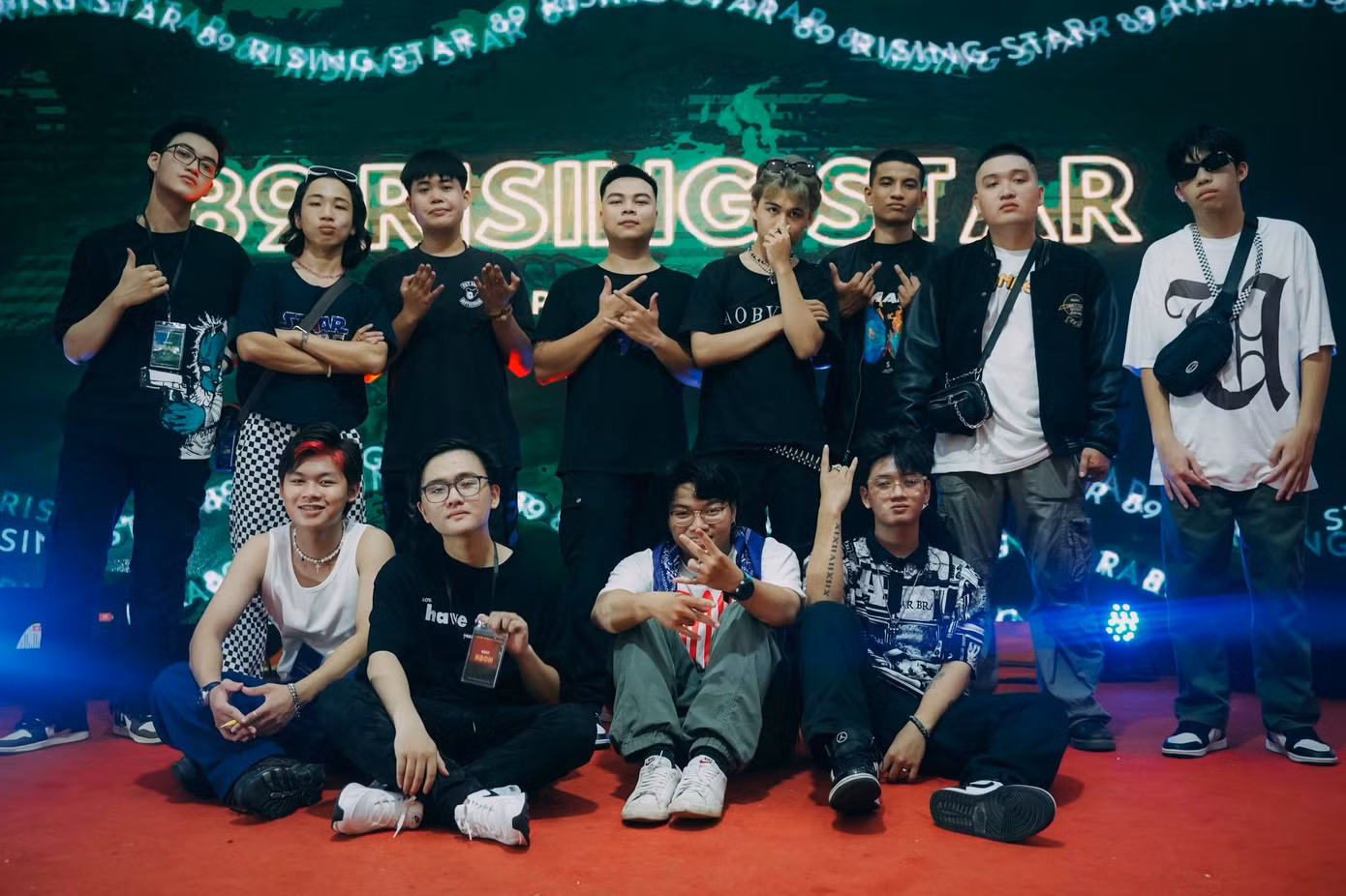 Sơn cùng một số thành viên BTC cuộc thi 89 Rising Star.