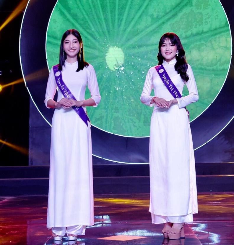 Thùy Nhung (bên trái) cùng bạn diễn trong phần thi áo dài. Thùy Nhung (bên trái) cùng bạn diễn trong phần thi áo dài.