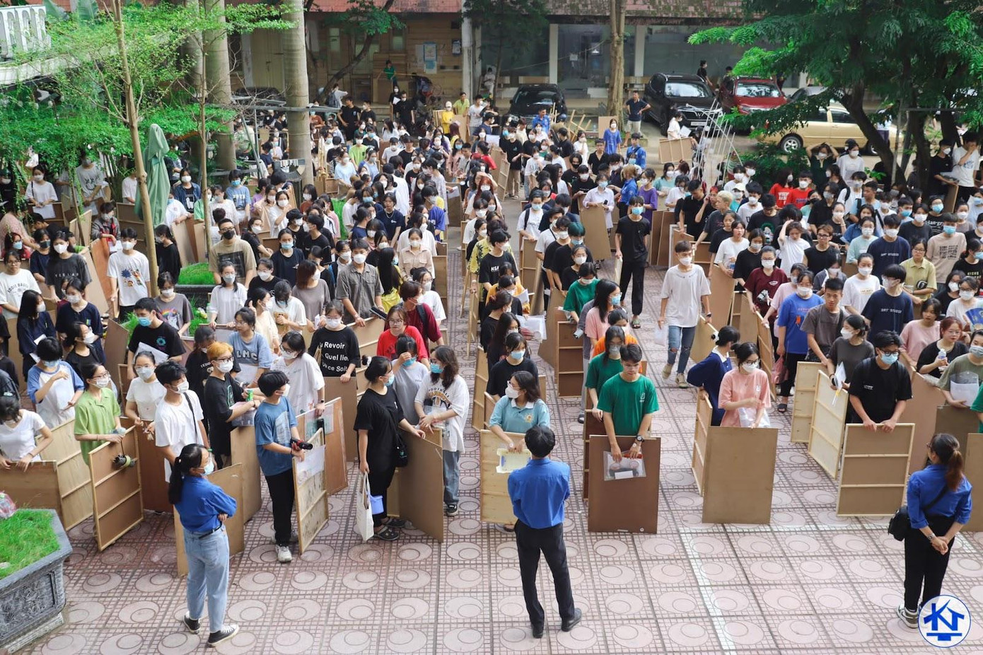 Diễn ra trong 02 ngày thi chính (11/7 và 13/7), Kỳ thi năng khiếu của Trường Đại học Kiến trúc Hà Nội quy tụ khoảng 3.300 sĩ tử khối V00, H00 cả nước tham gia tranh tài.