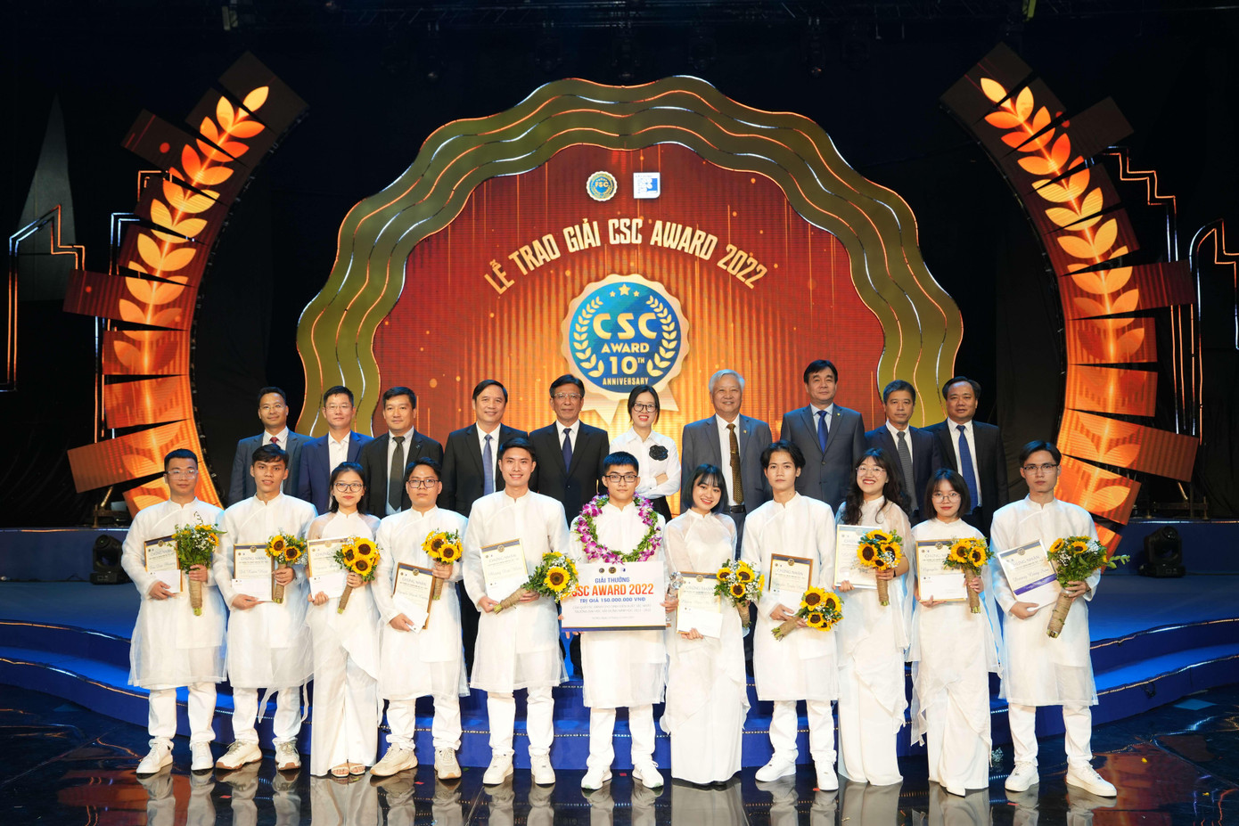 HĐQL Quỹ FSC và HĐKH CSC Award chụp ảnh lưu niệm cùng 11 ứng viên CSC Award 2022.