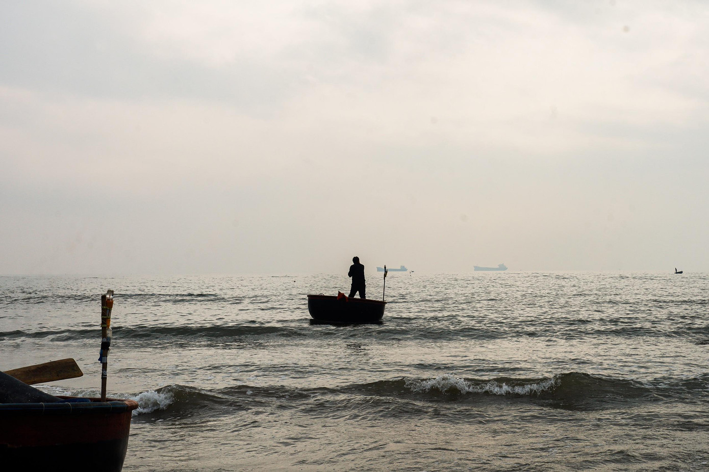 Chiếc thuyền thúng ra khơi chứa đầy sự hy vọng của ngư dân về một chuyến đi thuận lợi.