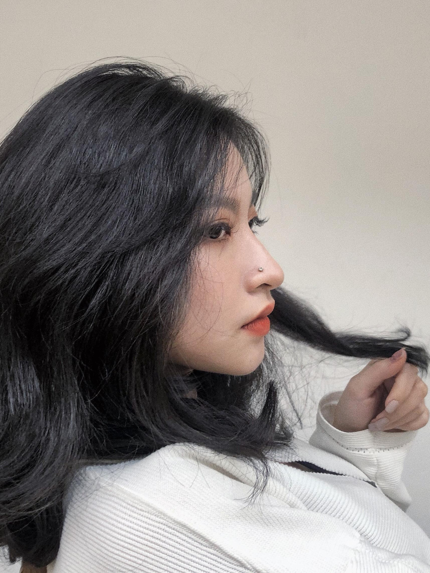 Cô gái không cam tâm trước thực tế này và với những gì cha mẹ phải lo lắng, chăm sóc