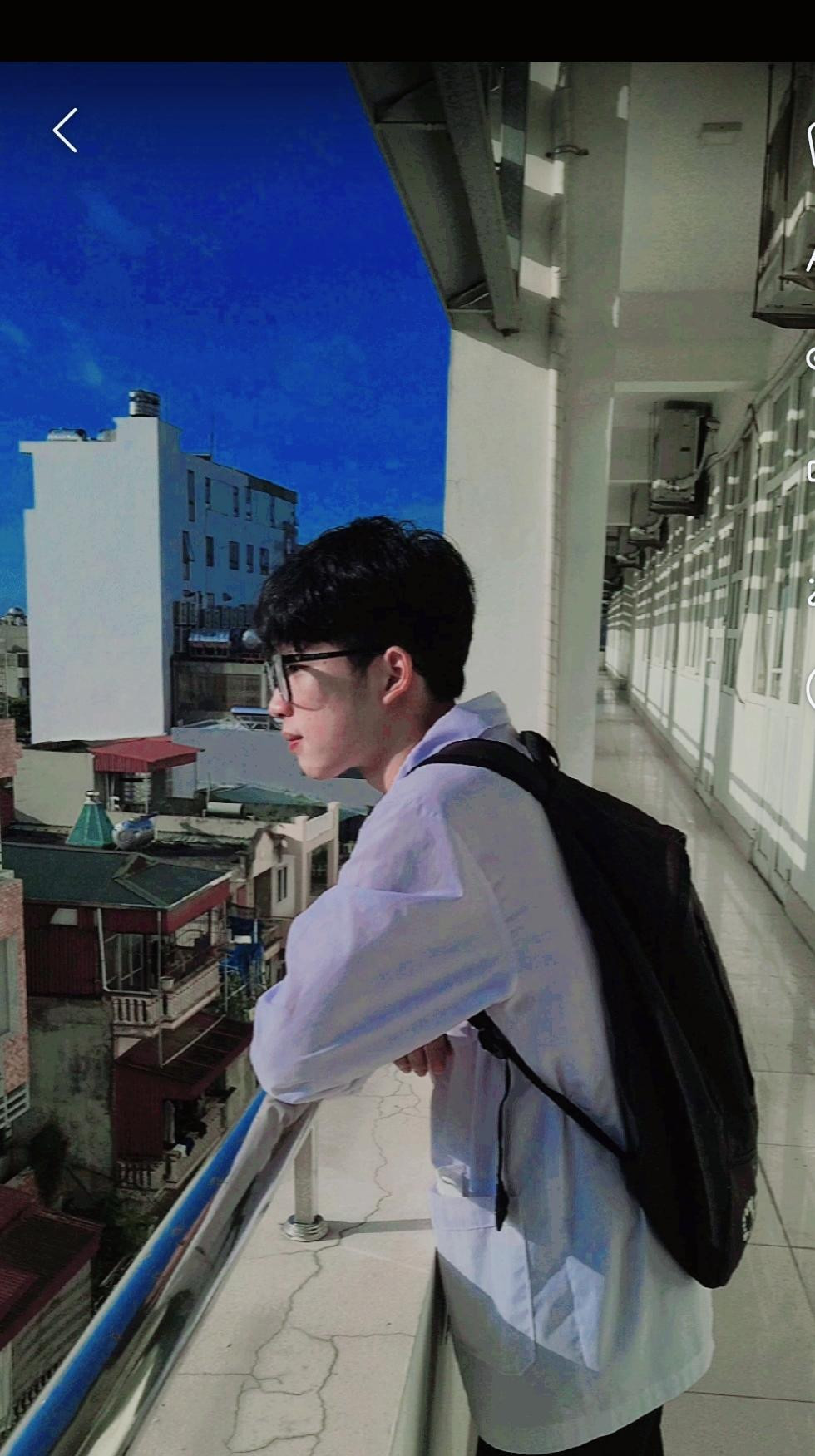 Đinh Gia Lực (sinh năm 2002) là sinh viên năm cuối Trường Cao đẳng Dược Trung ương Hải Dương.