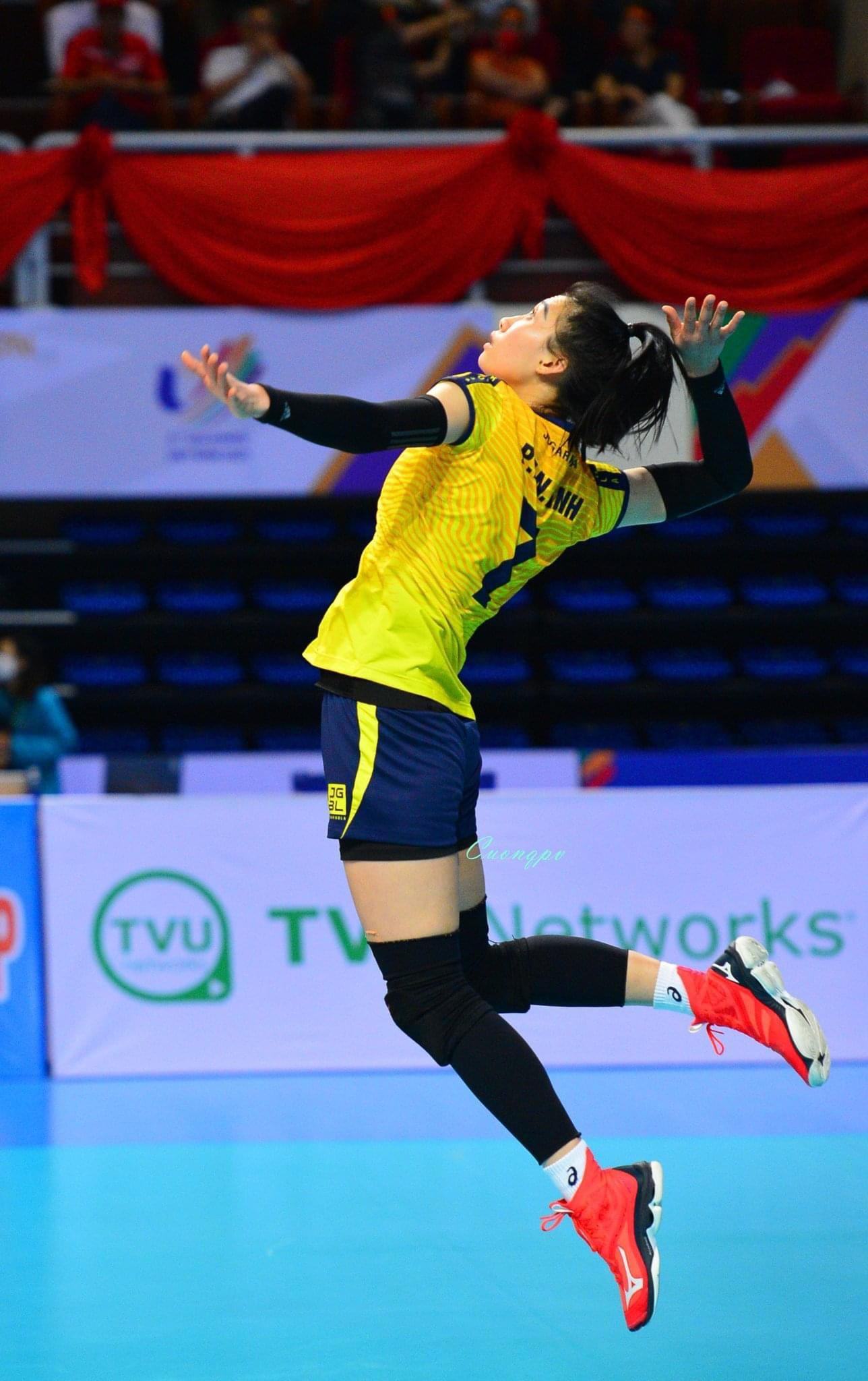 Nguyệt Anh cho thấy khả năng thi đấu toàn diện đặc biệt ở khả năng phát bóng bay cực khó chịu.