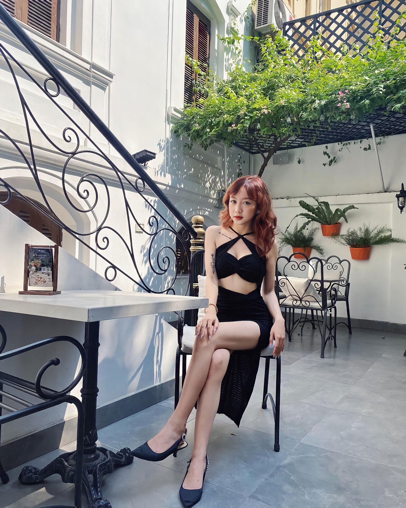 Cô nàng sở hữu gương mặt khả ái cùng vóc dáng chuẩn mẫu. Cô nàng sở hữu gương mặt khả ái cùng vóc dáng chuẩn mẫu.