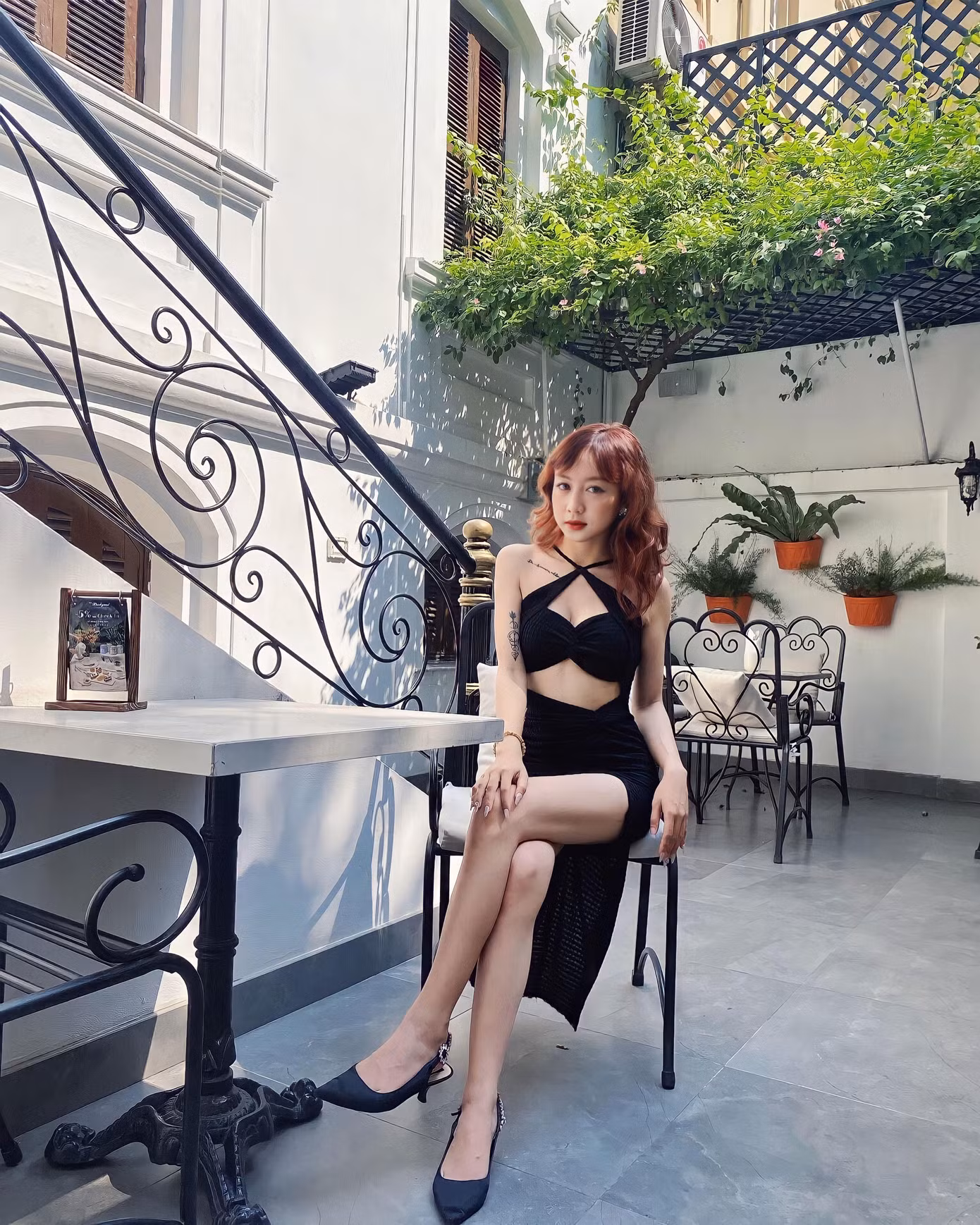 Cô nàng sở hữu gương mặt khả ái cùng vóc dáng chuẩn mẫu.