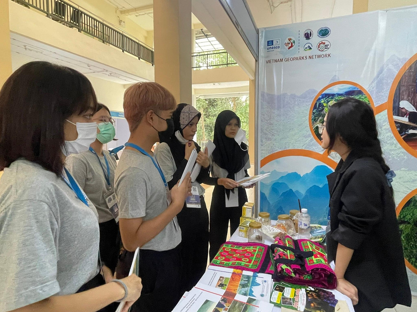 Thu Trang giới thiệu về CVĐC Việt Nam tại APGN Thái Lan.