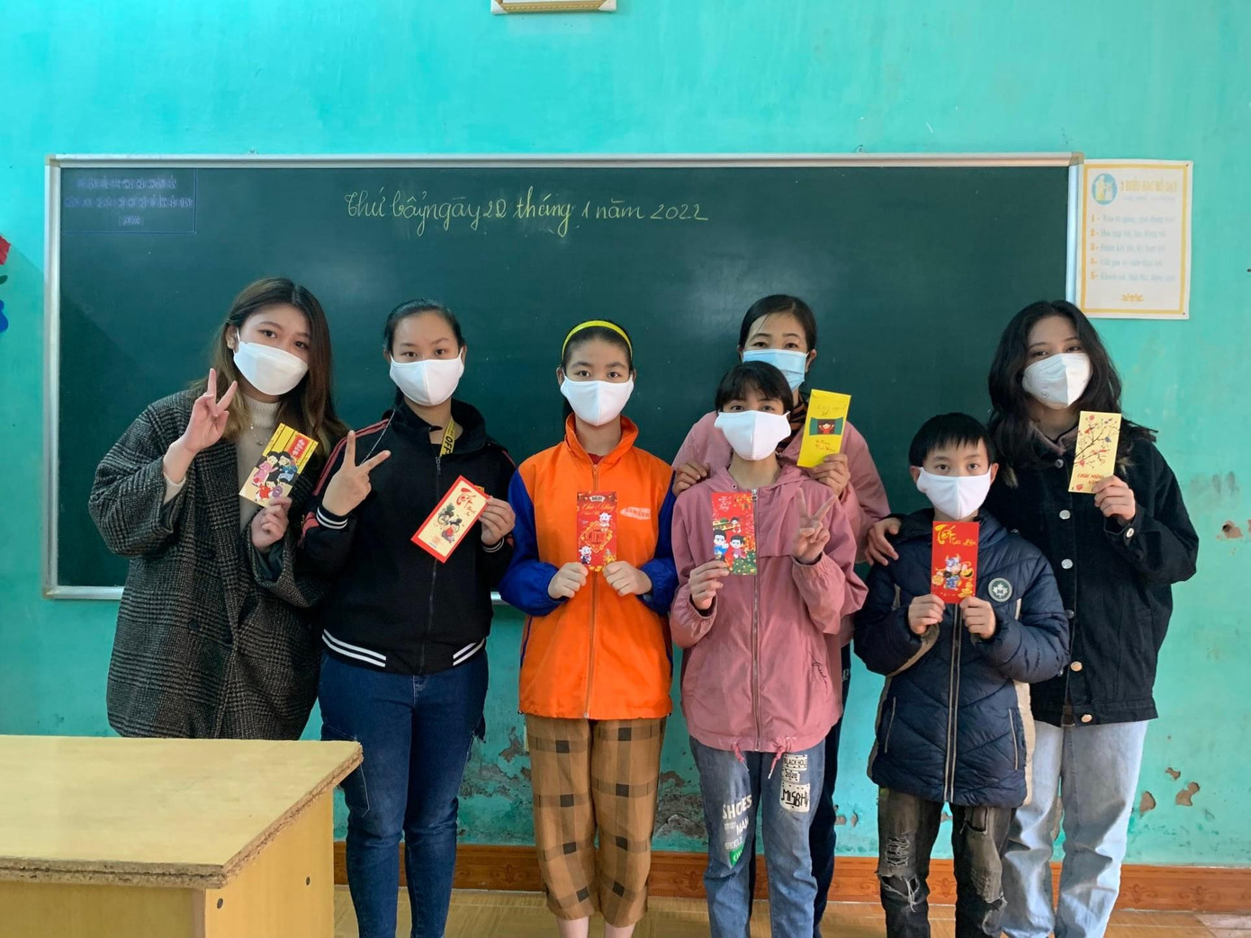 Diễm Quỳnh (ngoài cùng bên trái) tham gia trao quà cho các em nhỏ. Diễm Quỳnh (ngoài cùng bên trái) tham gia trao quà cho các em nhỏ.